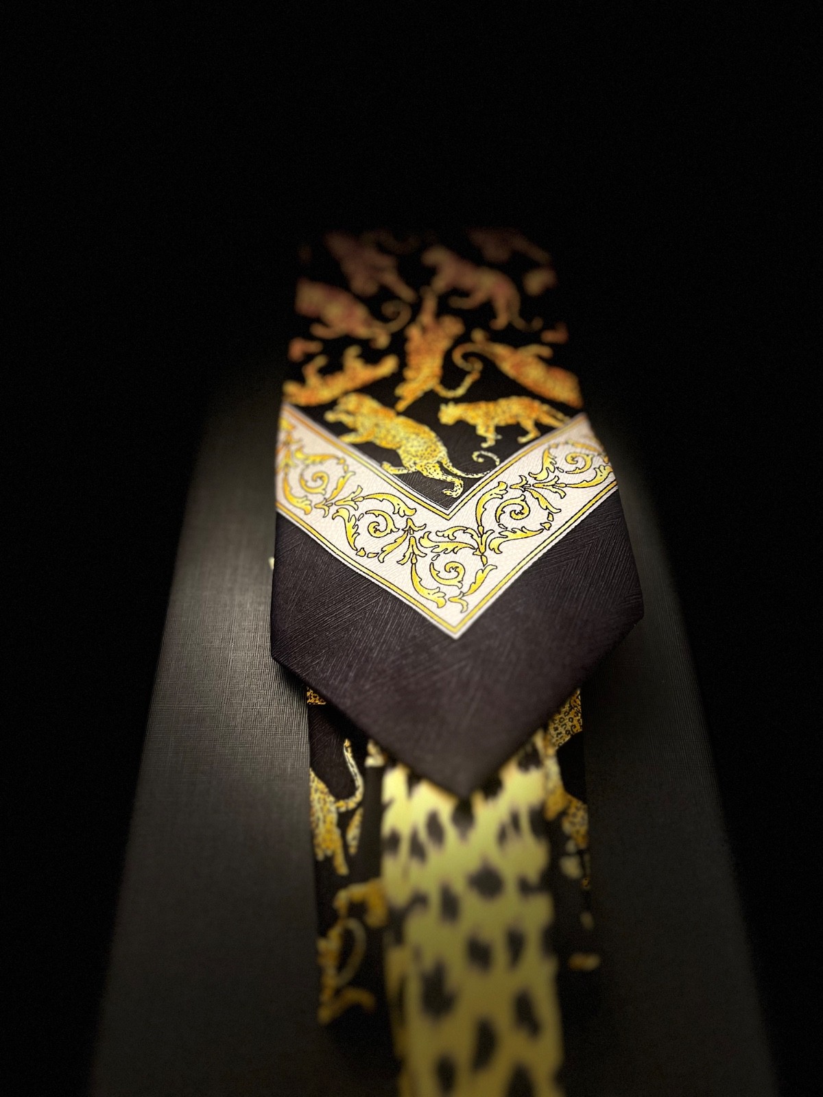 SUPER LUXURIOUS.Gianni Versace Classic Neiman Marcus Exclusive Wild Cat Silk Tie