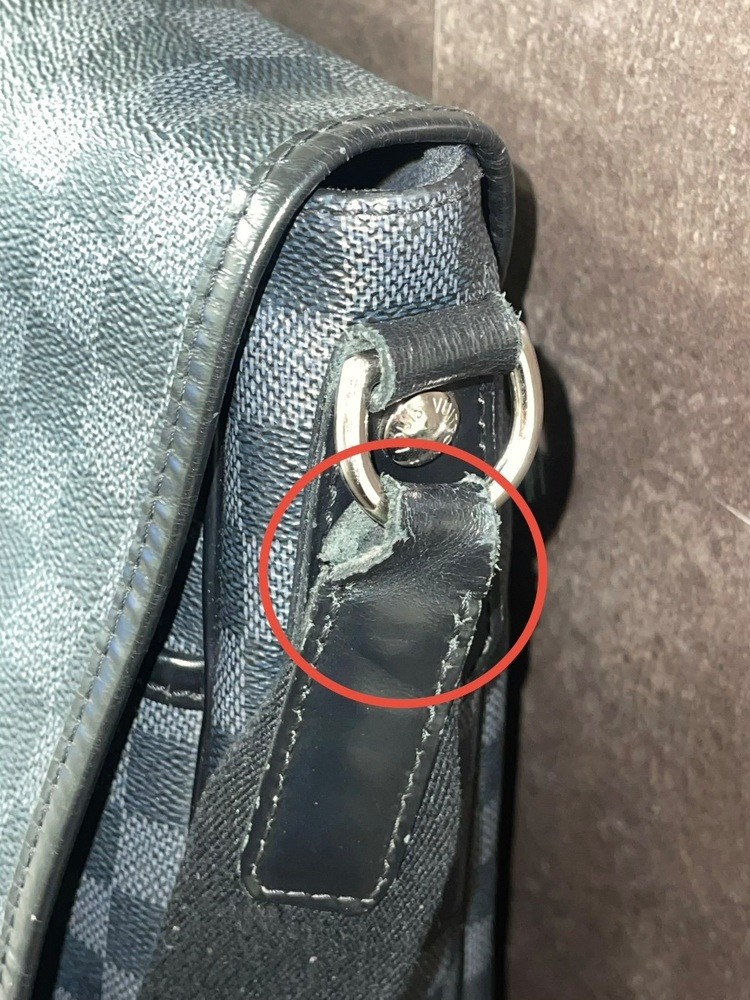 Louis Vuitton District Messenger Gm Please Read* Signs Of Heavy Wear 5.5/10