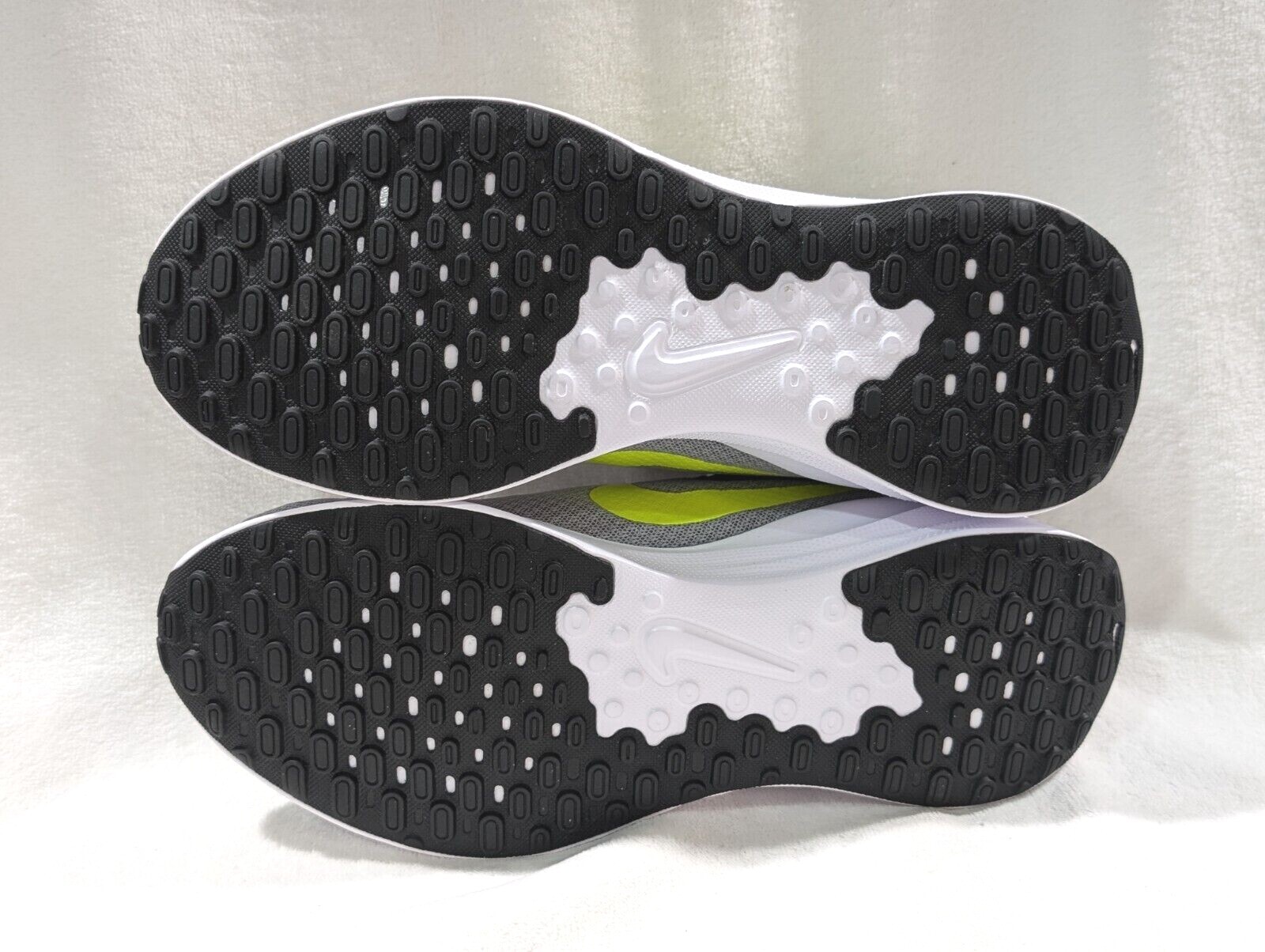 Nike Revolution 7 Wolf Grey/Volt Men’s Running Shoes – Asst Sizes NWB FB2207-002