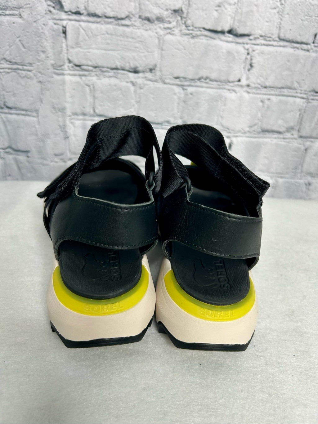 Sorel Kinetic Impact Black Platform Sport Sandals Yellow Accent Strap 8.5
