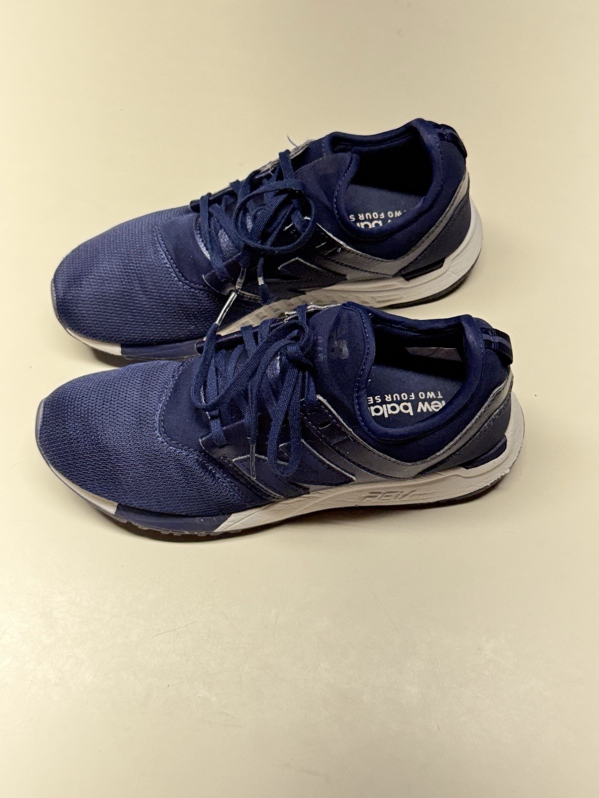 New Balance women’s Size 8 Athletic Sneakers Lace Up Low Top Mesh Blue Rubber