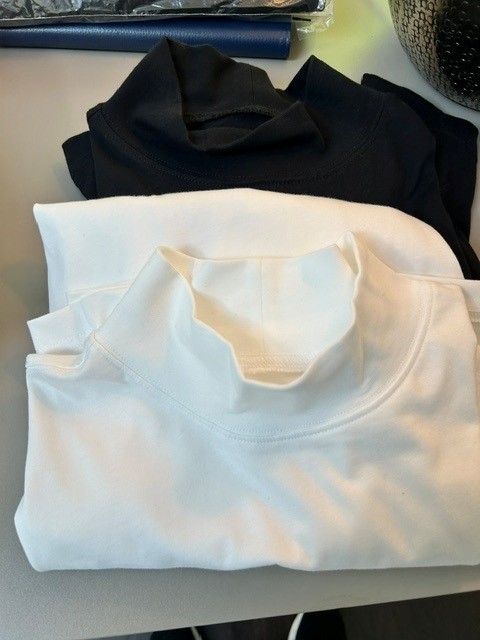 Lands End Men’s Super T Mock Turtle Neck in Large 1 WHite 1 Black