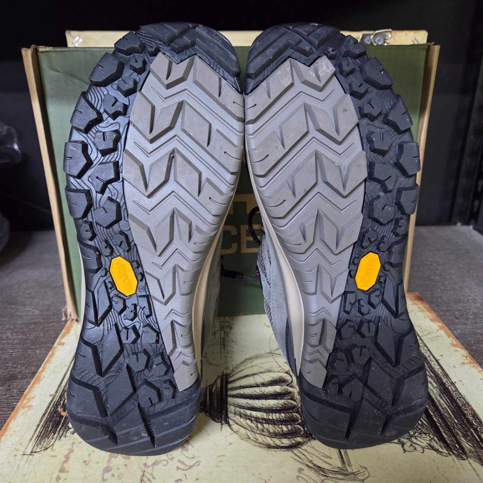 Size 9.5 Ascend Mojave Low Hiking Men’s Shoes Waterproof Vibram Charcoal-Olive