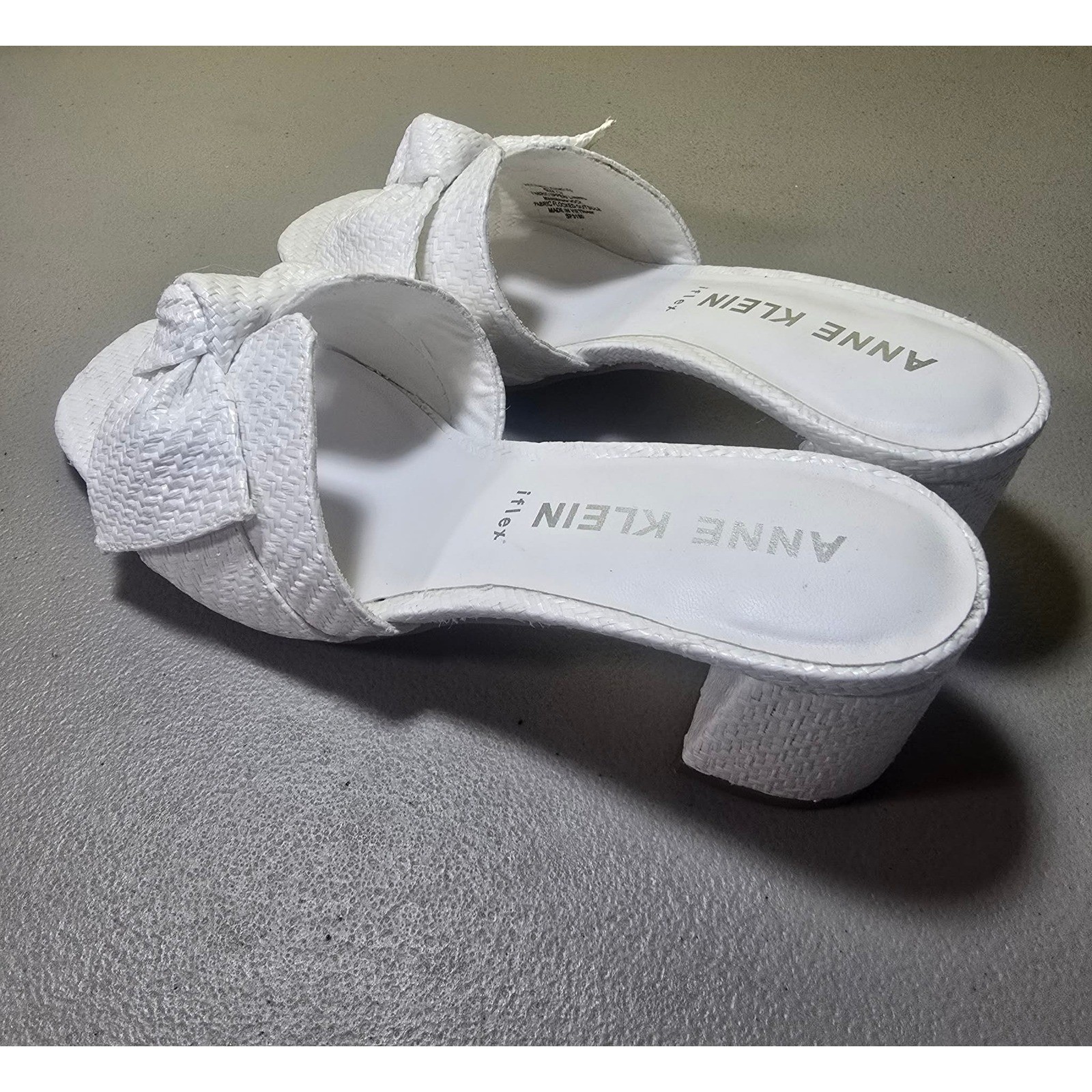 Anne Klein Kismet White Raffia Bow Block Heel Sandals Womens 7.5 M iFlex Mules