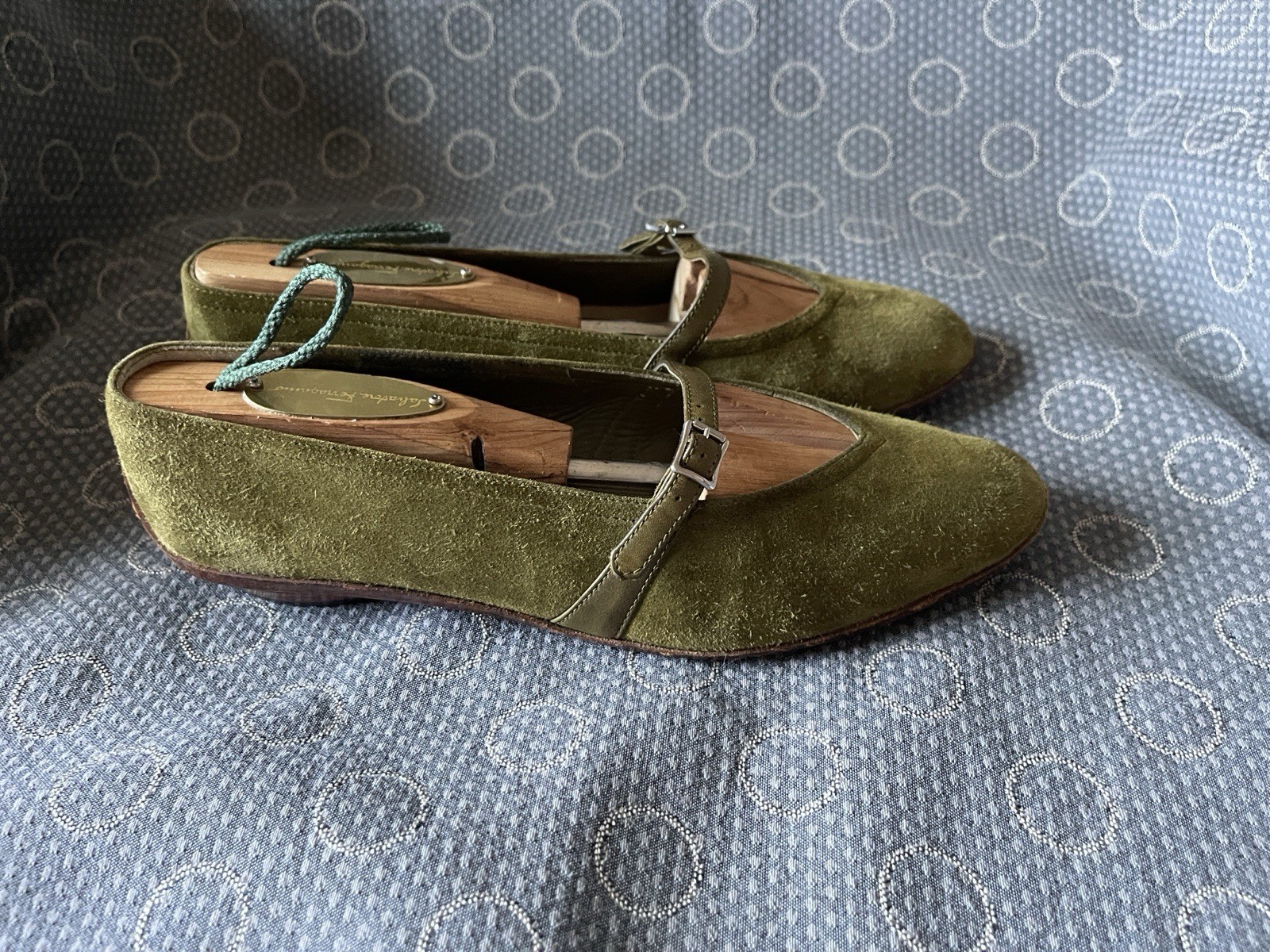 SALVATORE FERRAGAMO OLIVE GREEN SUEDE AUDREY MARY JANE FLATS WITH STRAP 6,5C
