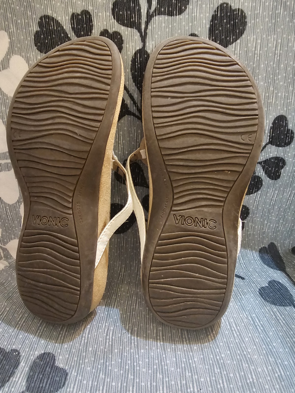 Vionic Women’s Beige/White Thong Buckle Sandals US 6 Standard Synthetic Upper