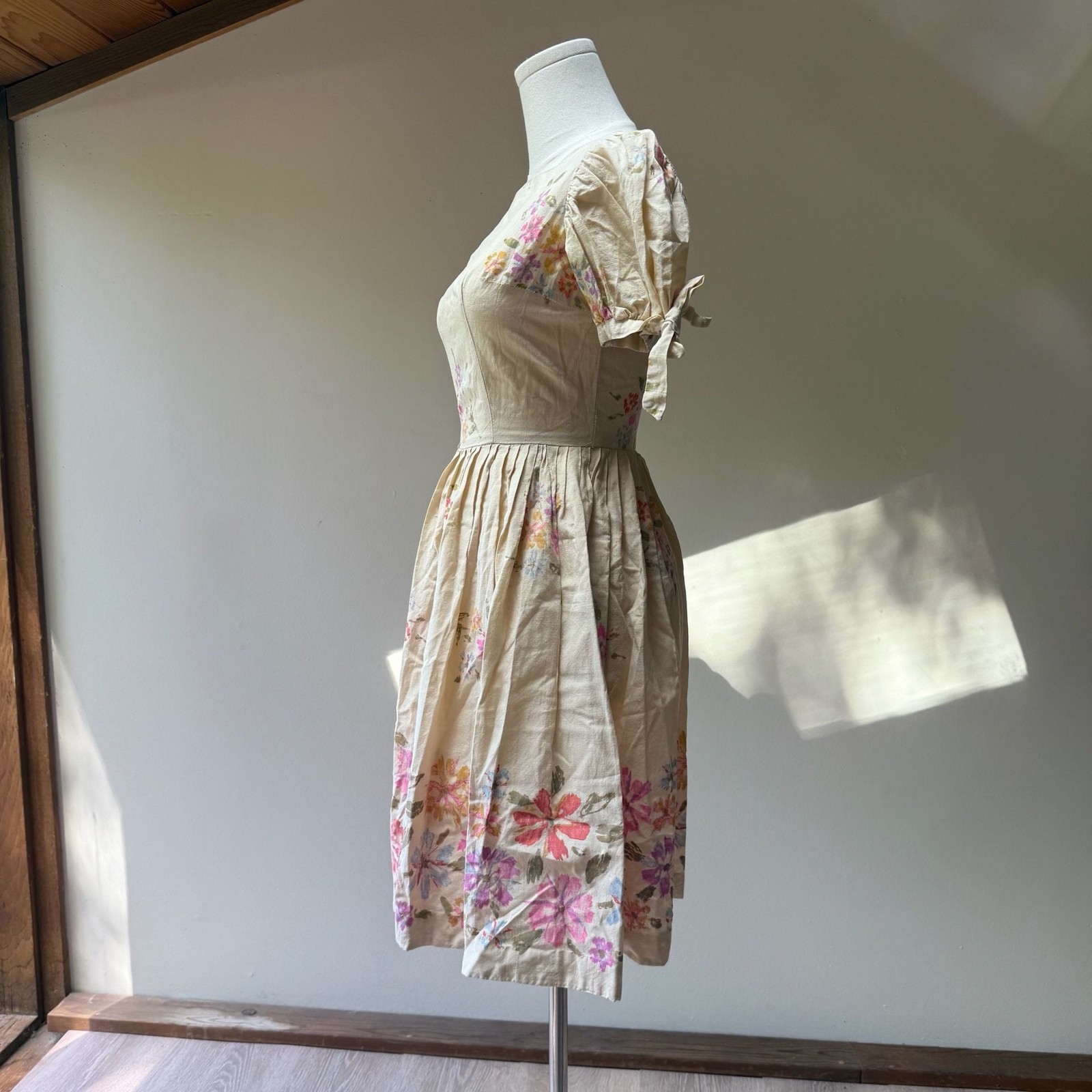 Vintage 1950s Puff Sleeve Floral Print Cotton Midi Day Dress