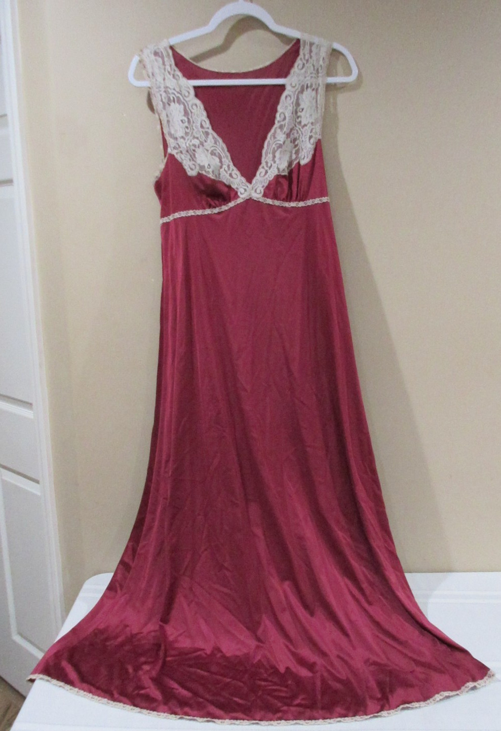 Vtg. Vanity Fair Silky Nightgown Women Sz 36 (L) Burgundy Lace V-Neck USA