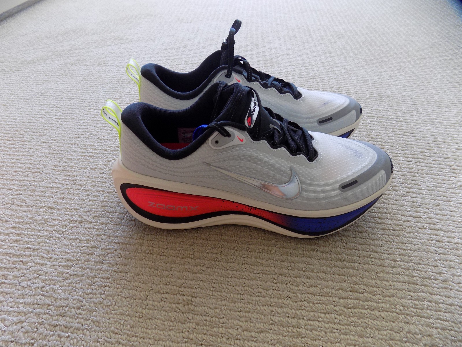 NEW MENS 9 9.5 10 NIKE VOMERO PLUS ROAD RUNNING SHOES WHITE BLACK BLUE IR2984