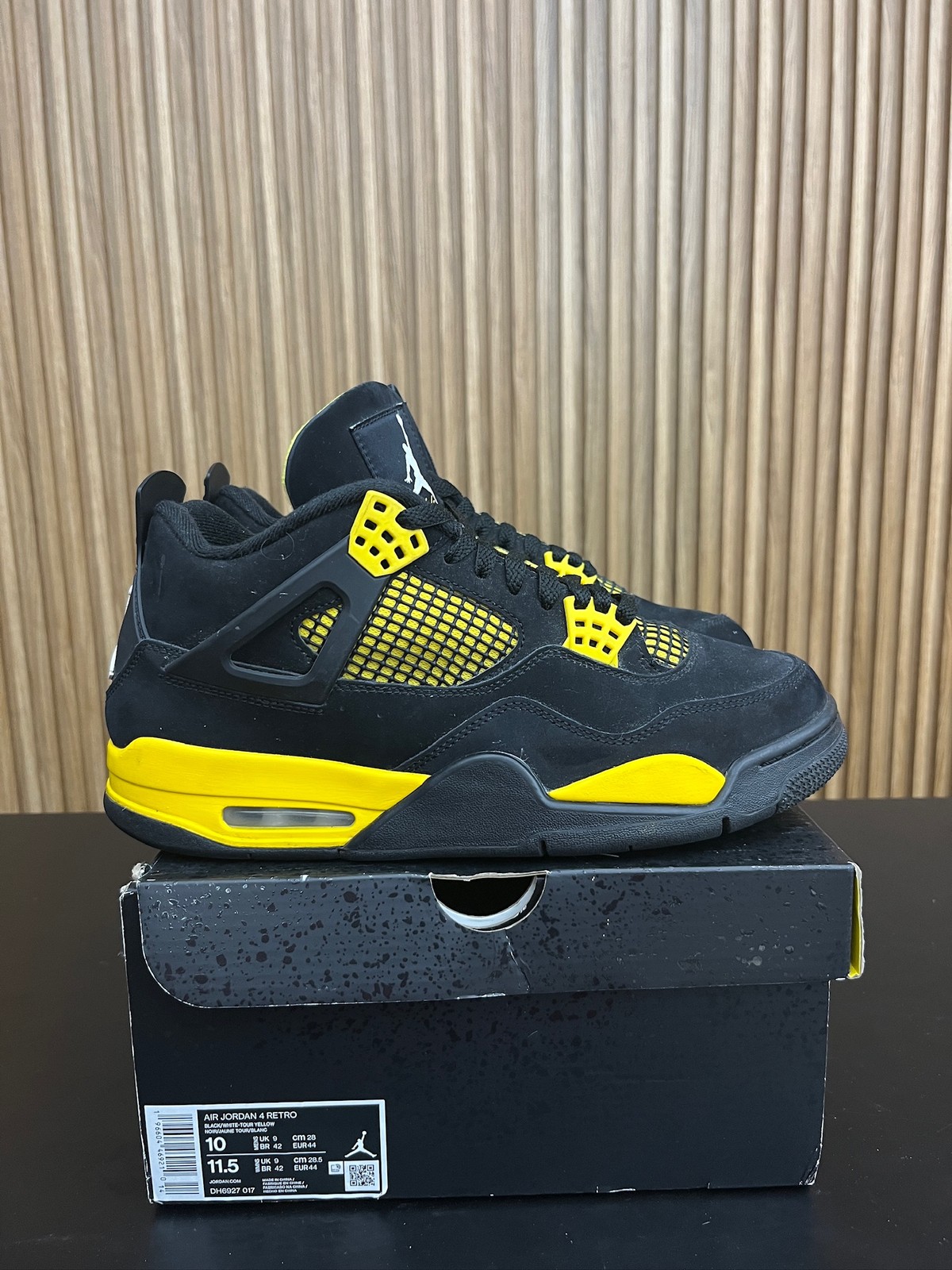 Jordan 4 Retro Thunder (2023) Size 10, PREOWNED-R