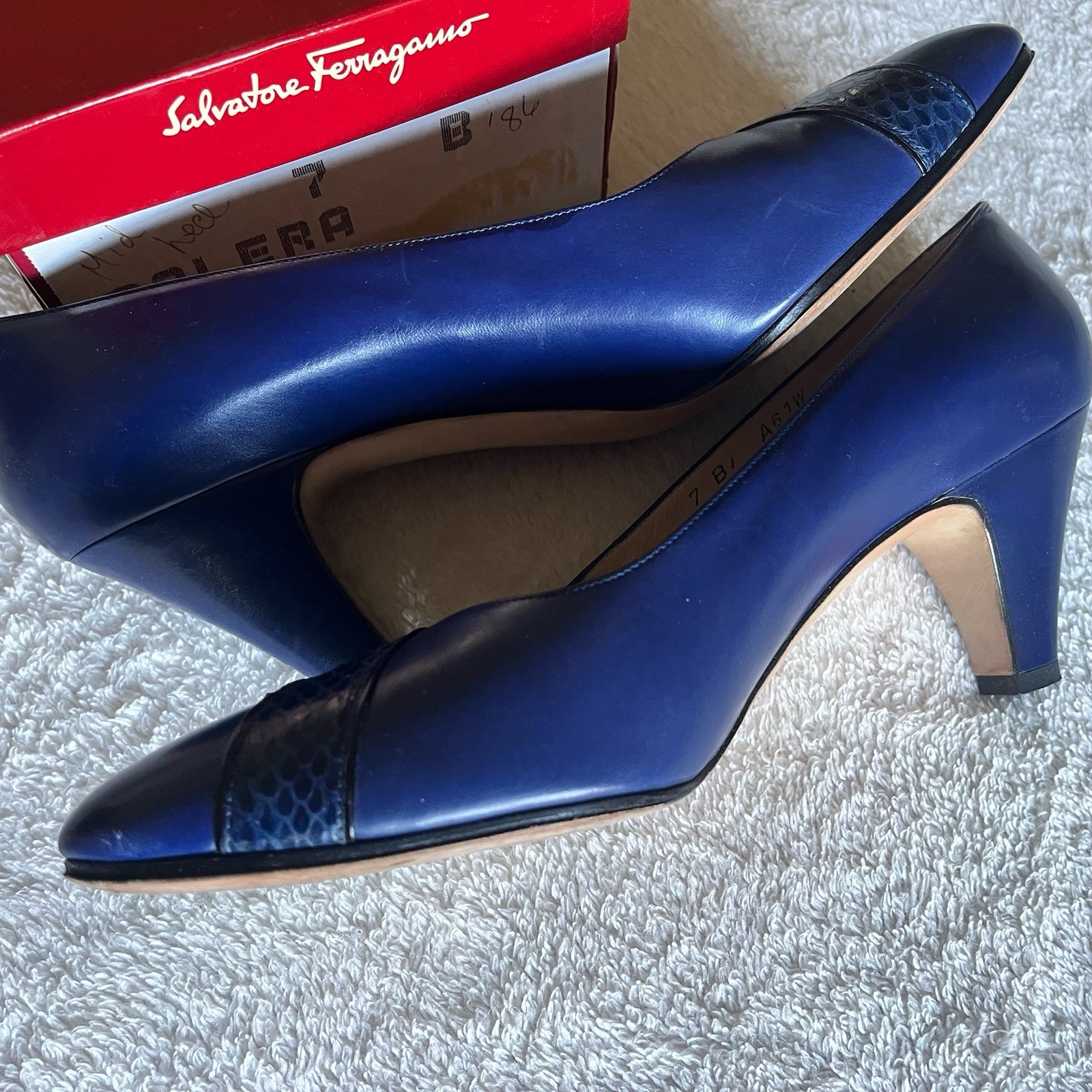 Salvatore Ferragamo Blue Leather Pumps Snakeskin Accent Almond Toe Slip-On 7B
