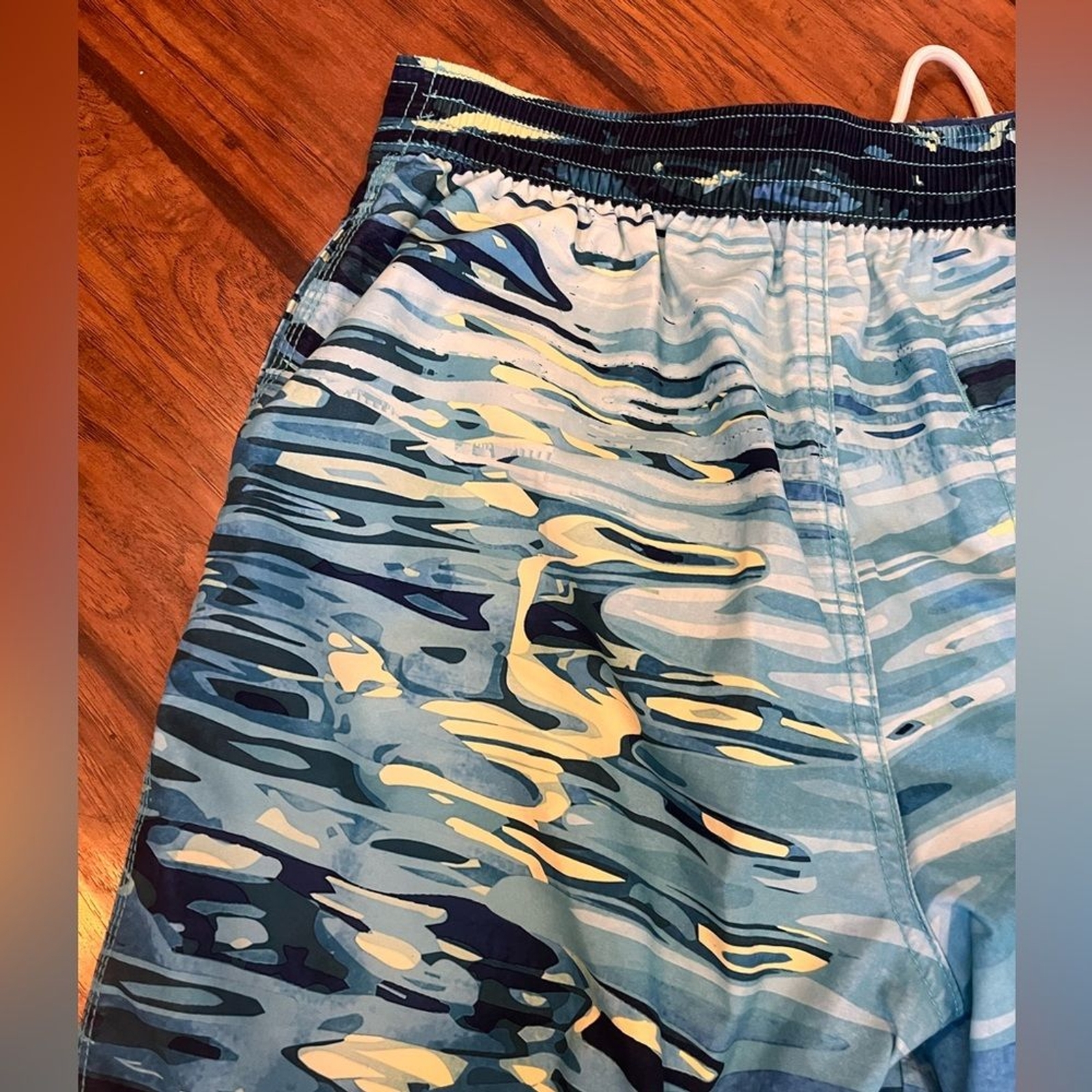Tommy Bahama swim trunks men’s Small waist 29 blue waves ocean pocket zippered