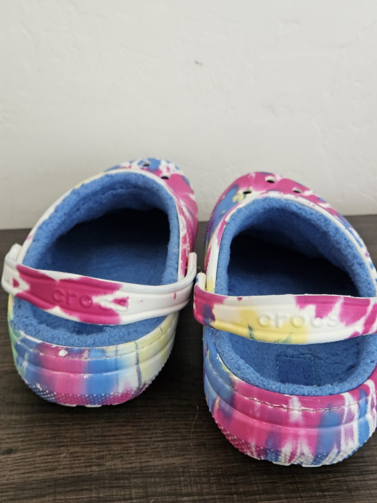 Clean GUC Crocs Classic Tie-Dye Hot Pink Lined Fuzzy Slides M 6/W 8 (US Size)