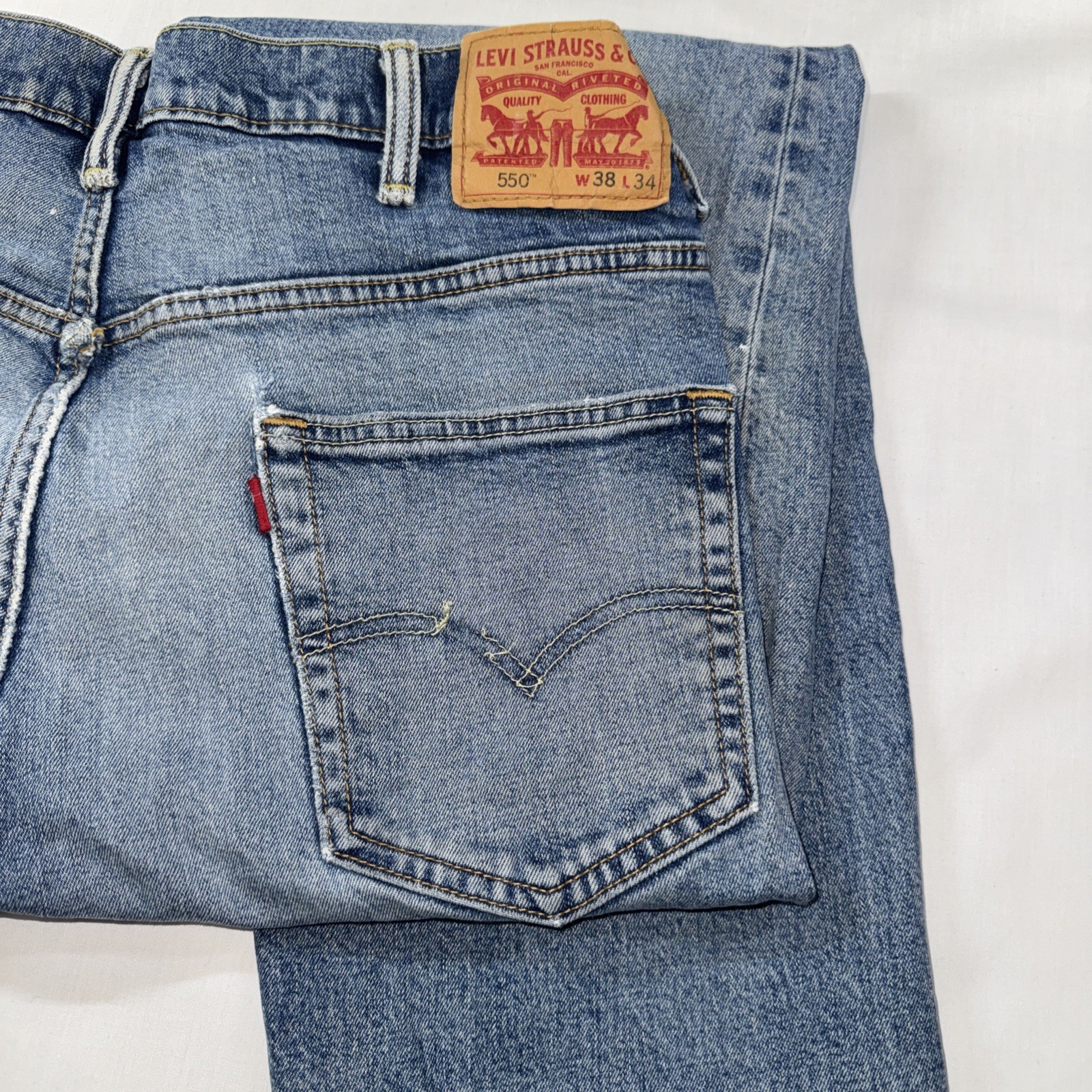 Levi’s 550 Men’s Relaxed Fit Jeans – Stonewash Blue Size 38×34 Thrashed