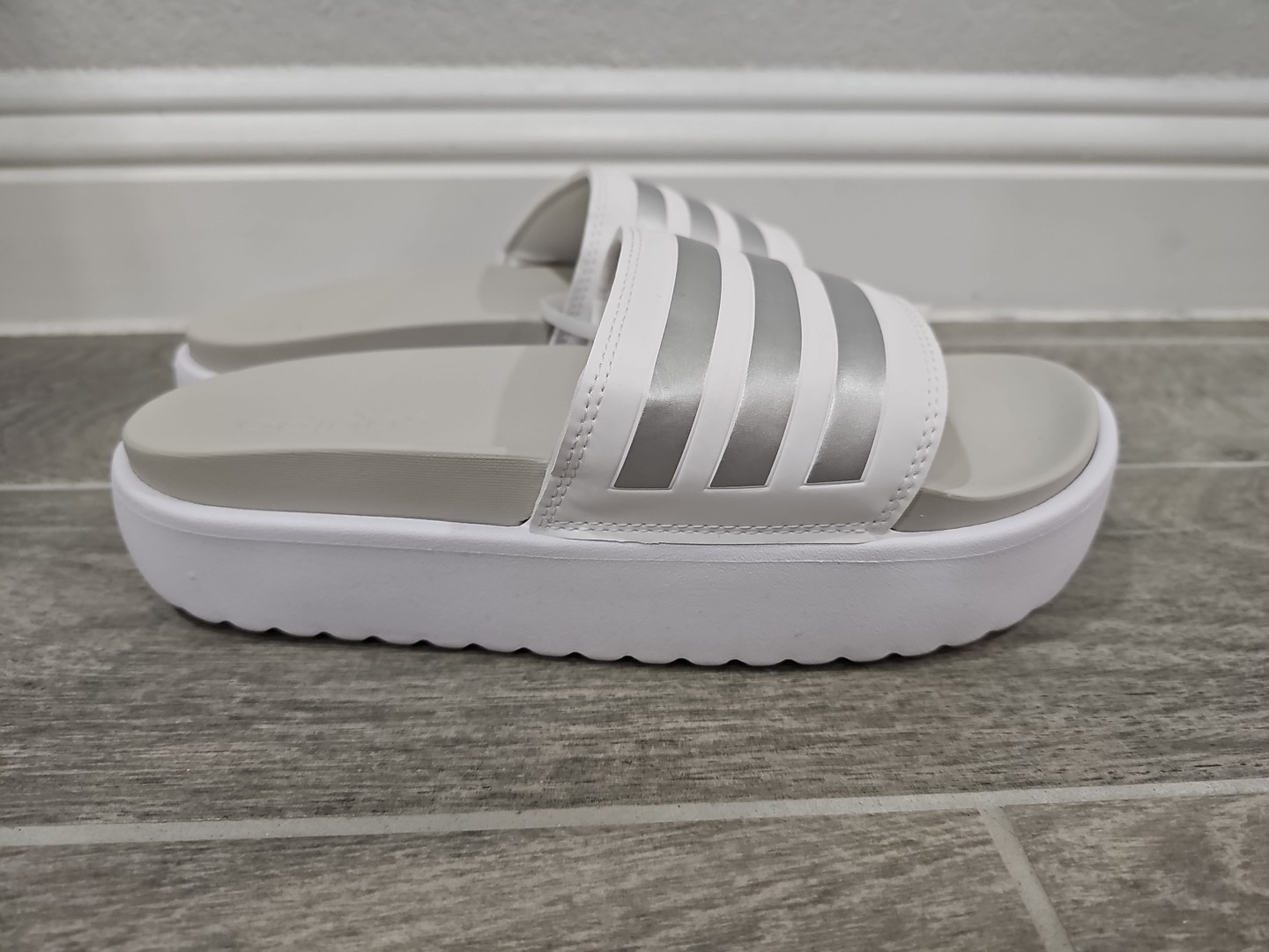 Adidas Adilette Platform Slides Womens Sz 8 White/Silver Athleisure