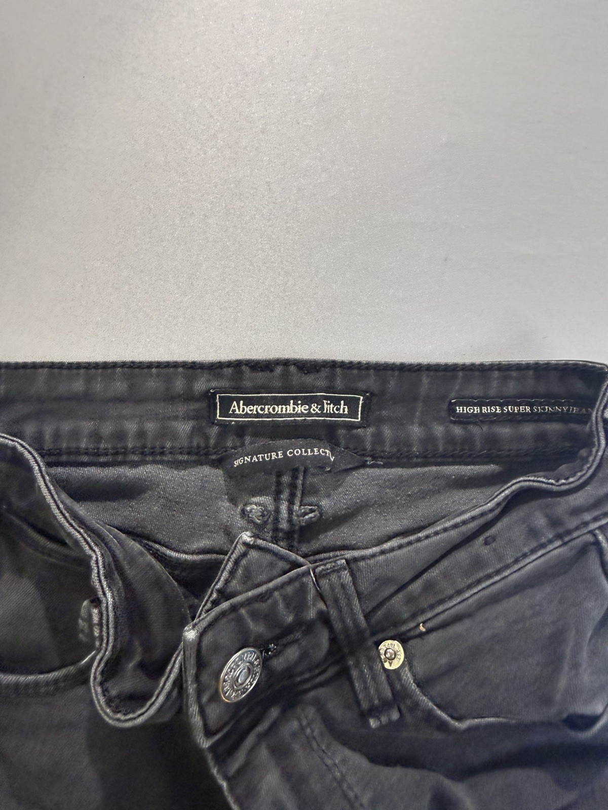 Abercrombie & Fitch Signature Collection High Rise Super Skinny Distress Size 25