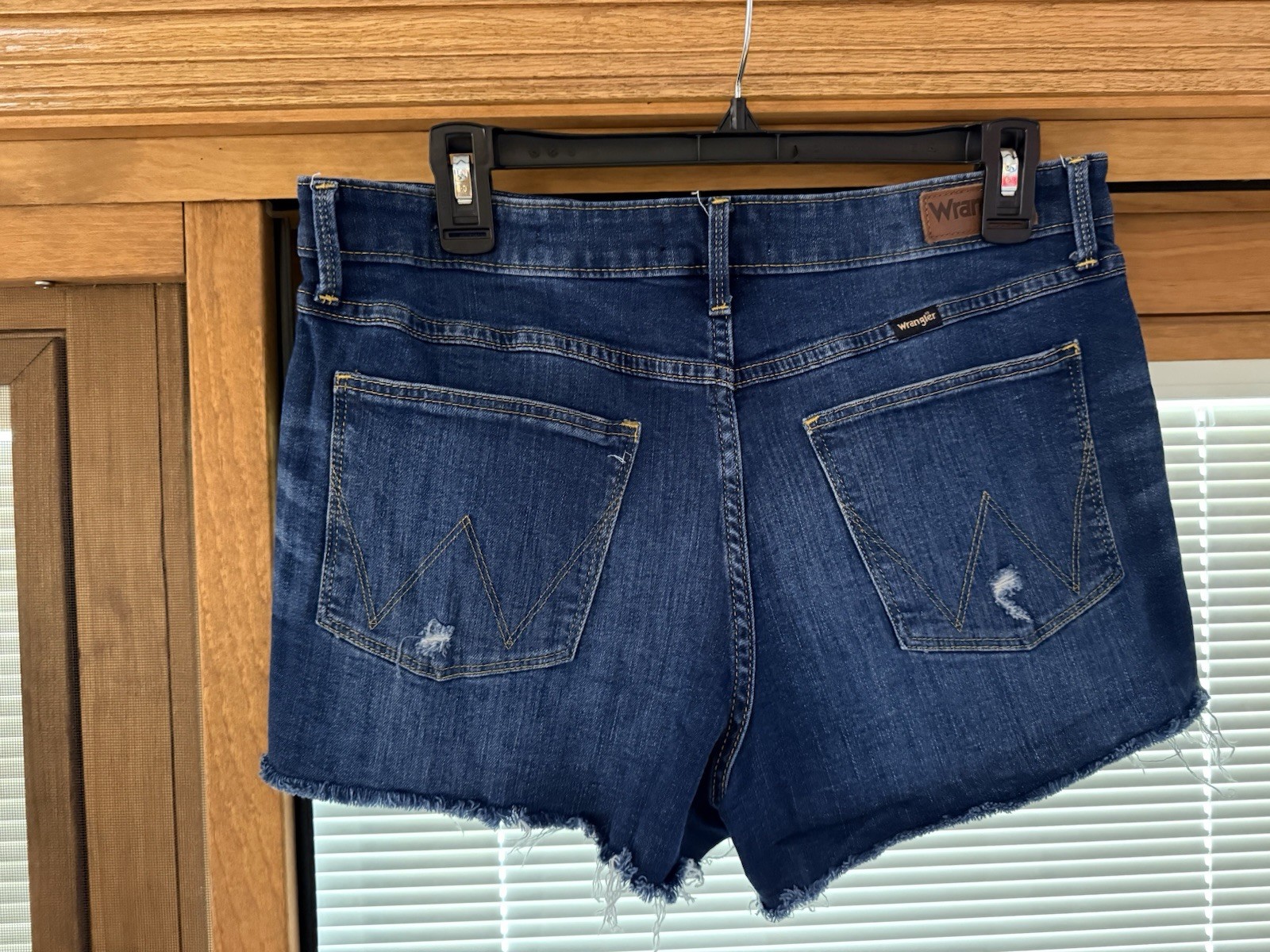 Wrangler Women’s High Rise Medium Wash Blue Denim Cut Off Shorts 5-Pocket 12