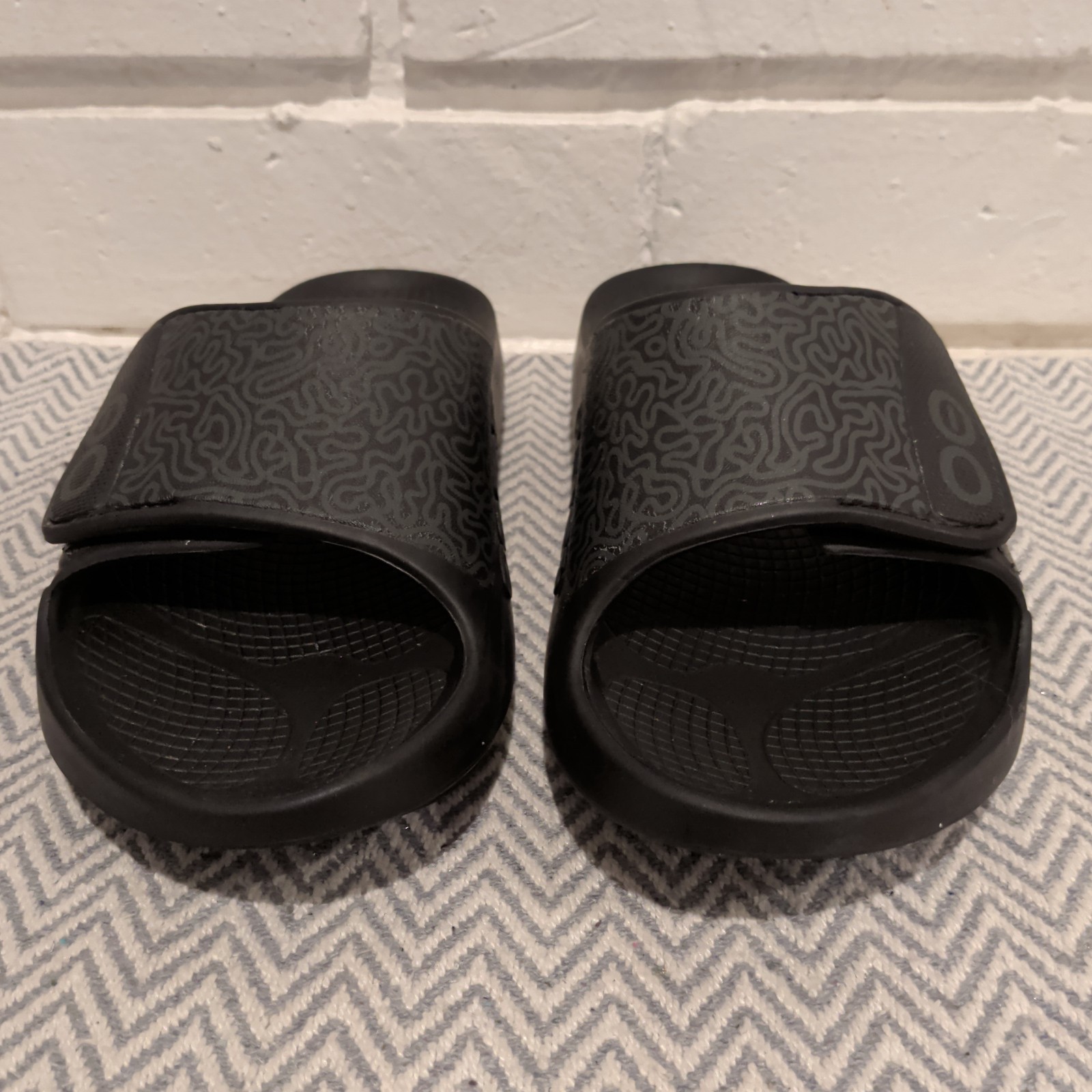 OOFOS OOAHH Sport Flex Limited Unisex Slides Size M 7 / W 9 Black Labyrinth