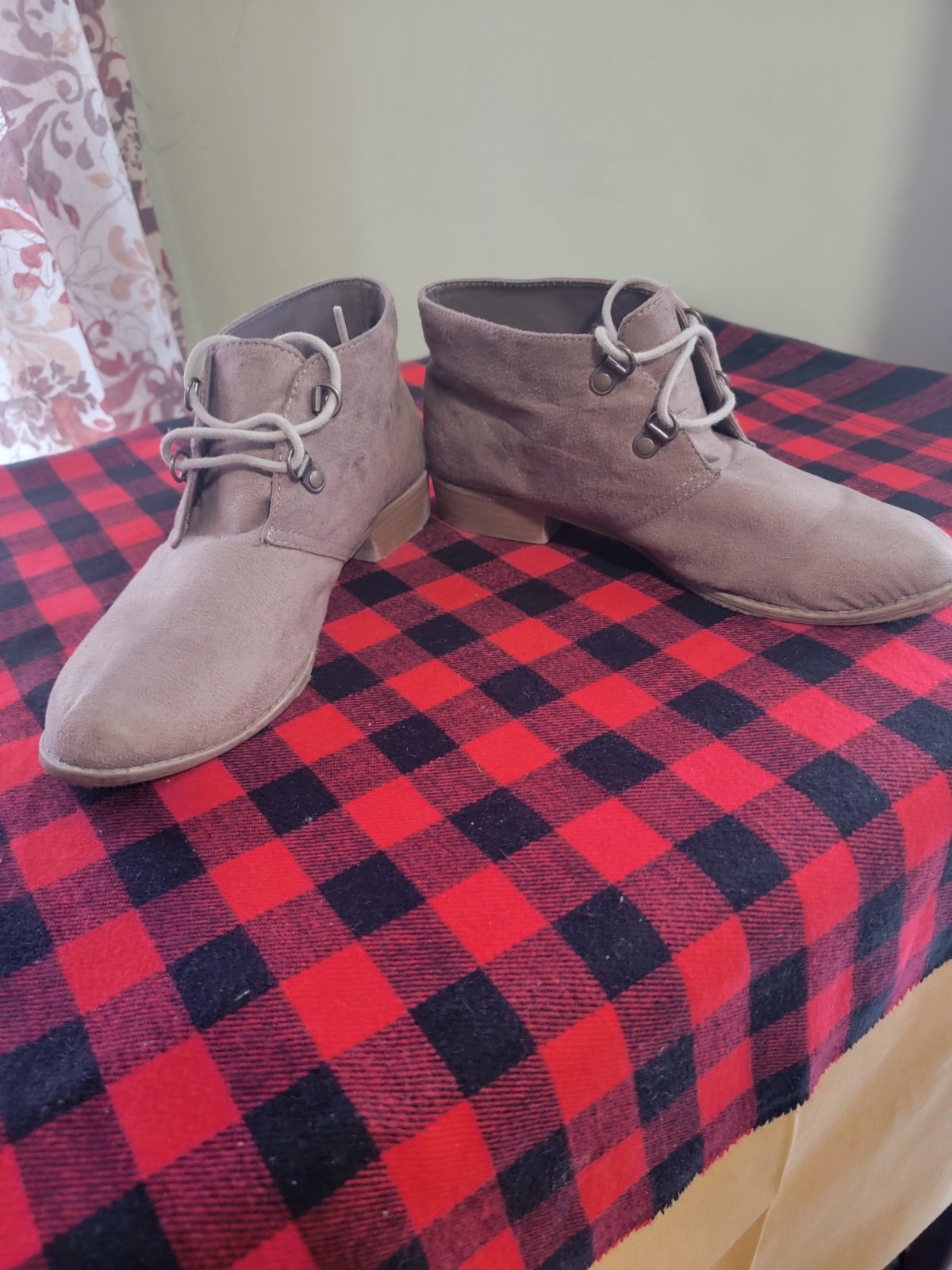 Bongo Women’s Gray Suede Ankle Bootie Boots Lace-Up Round Toe US 8