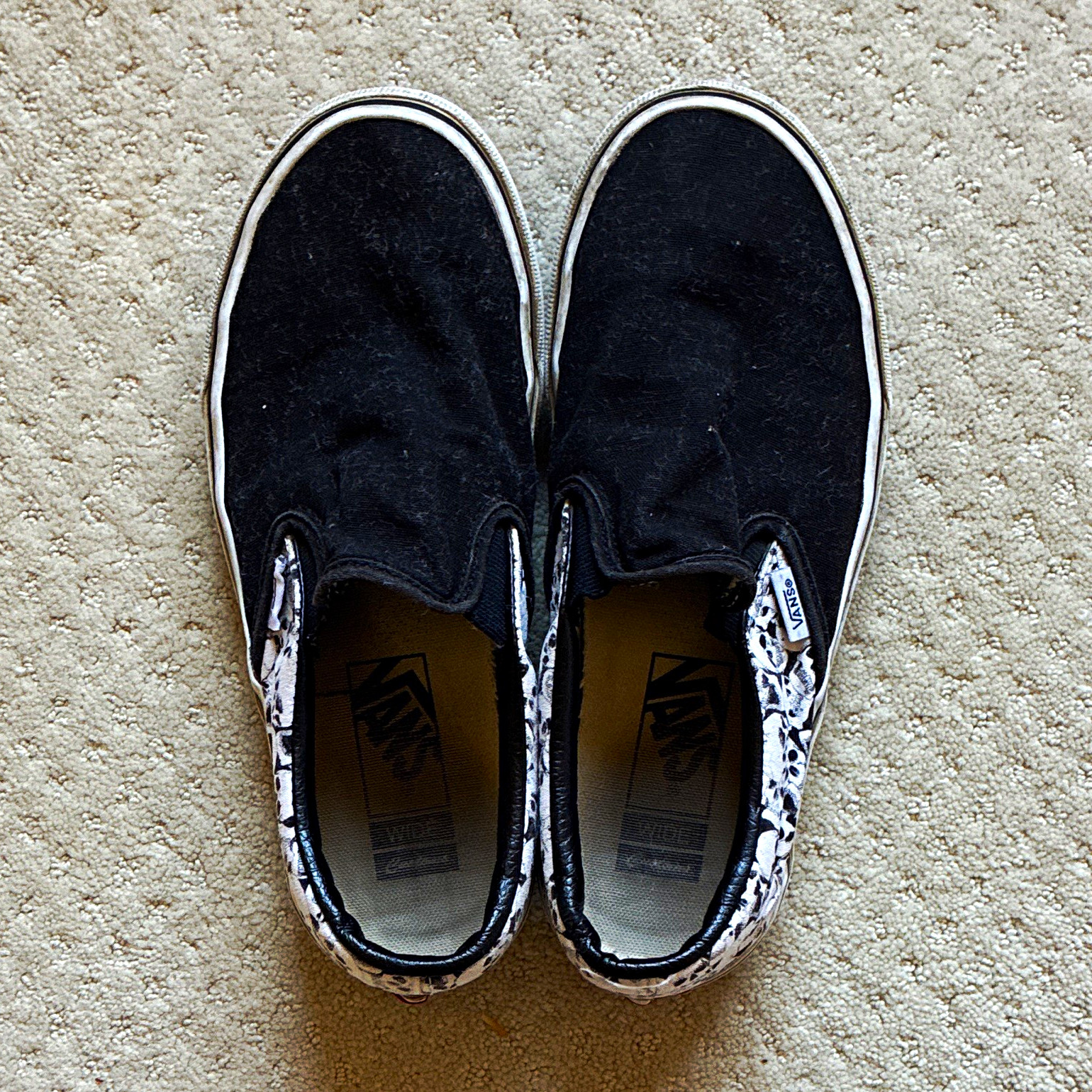 VANS Off The Wall Slip-On Canvas Shoes Black/White Skulls Sz 8 Wide