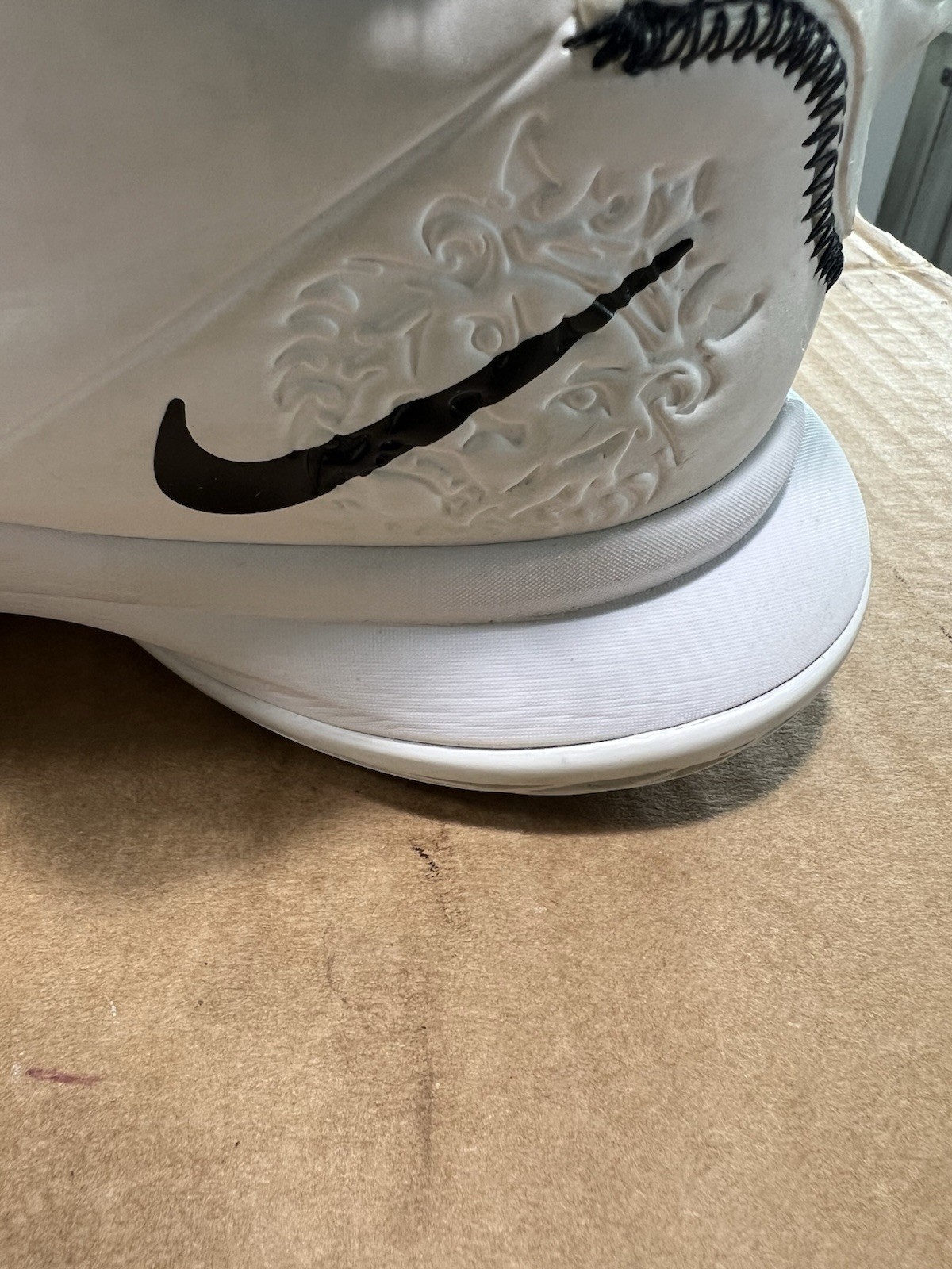 nike lebron James Men size 9 Whiteness 5 White Black Shoes Pre-Owned