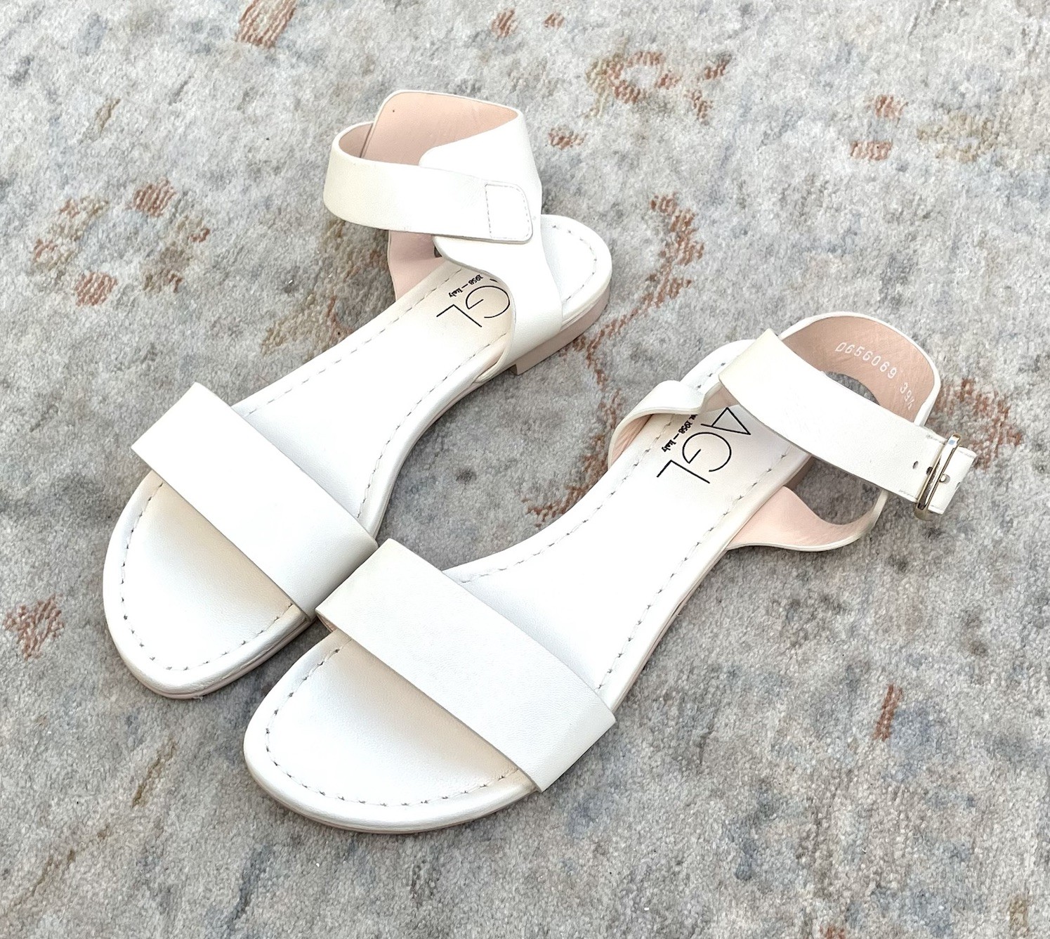AGL NWOT Flat Ivory Sandals Sz 39.5, 9.5 US