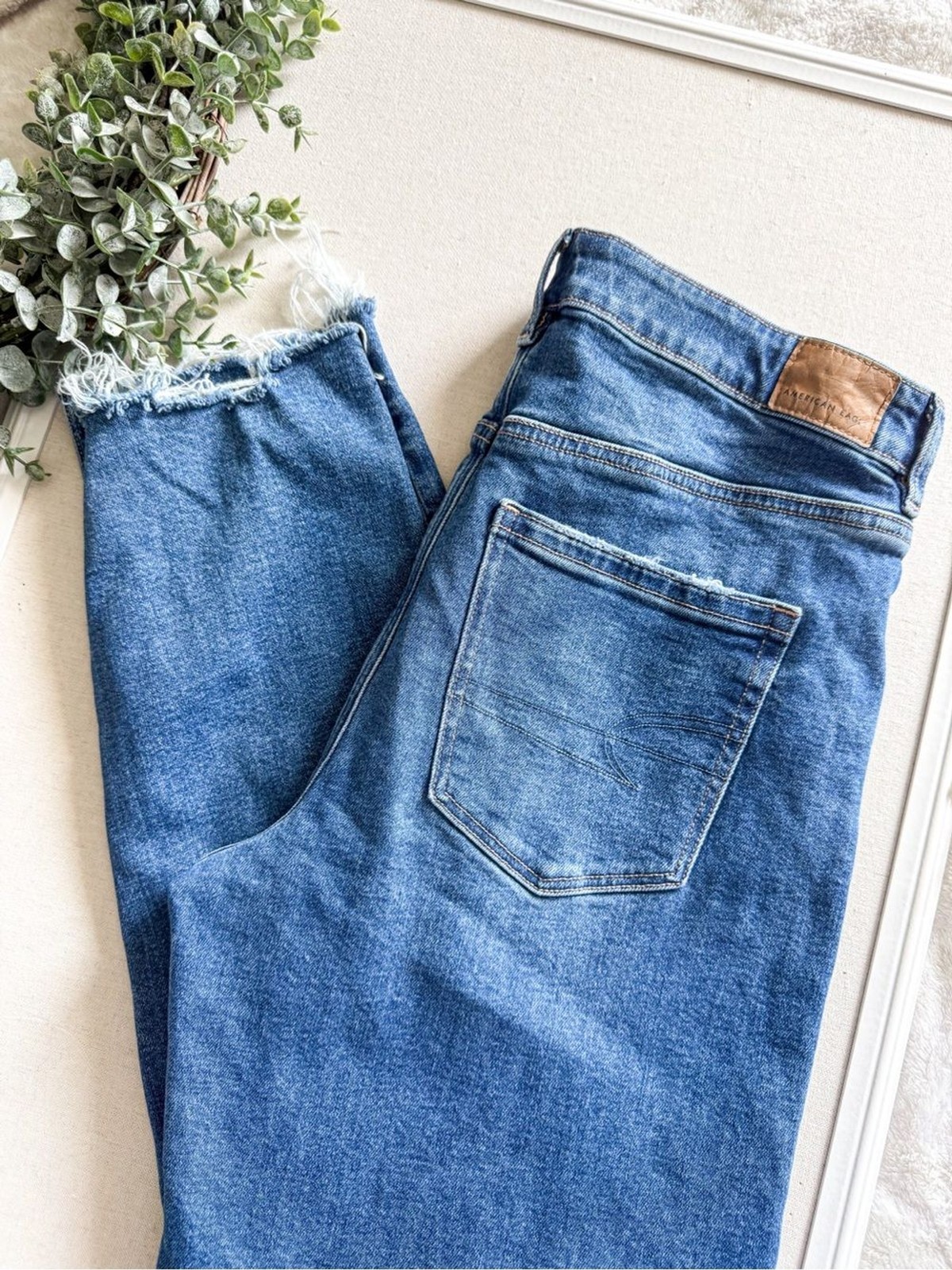 American Eagle Medium Wash Strigid Mom Jean Size 8