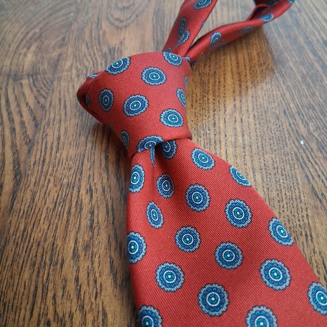 Robert Talbott Silk Tie Red Medallion Foulard Hand Sewn England USA 3.25 in Wide