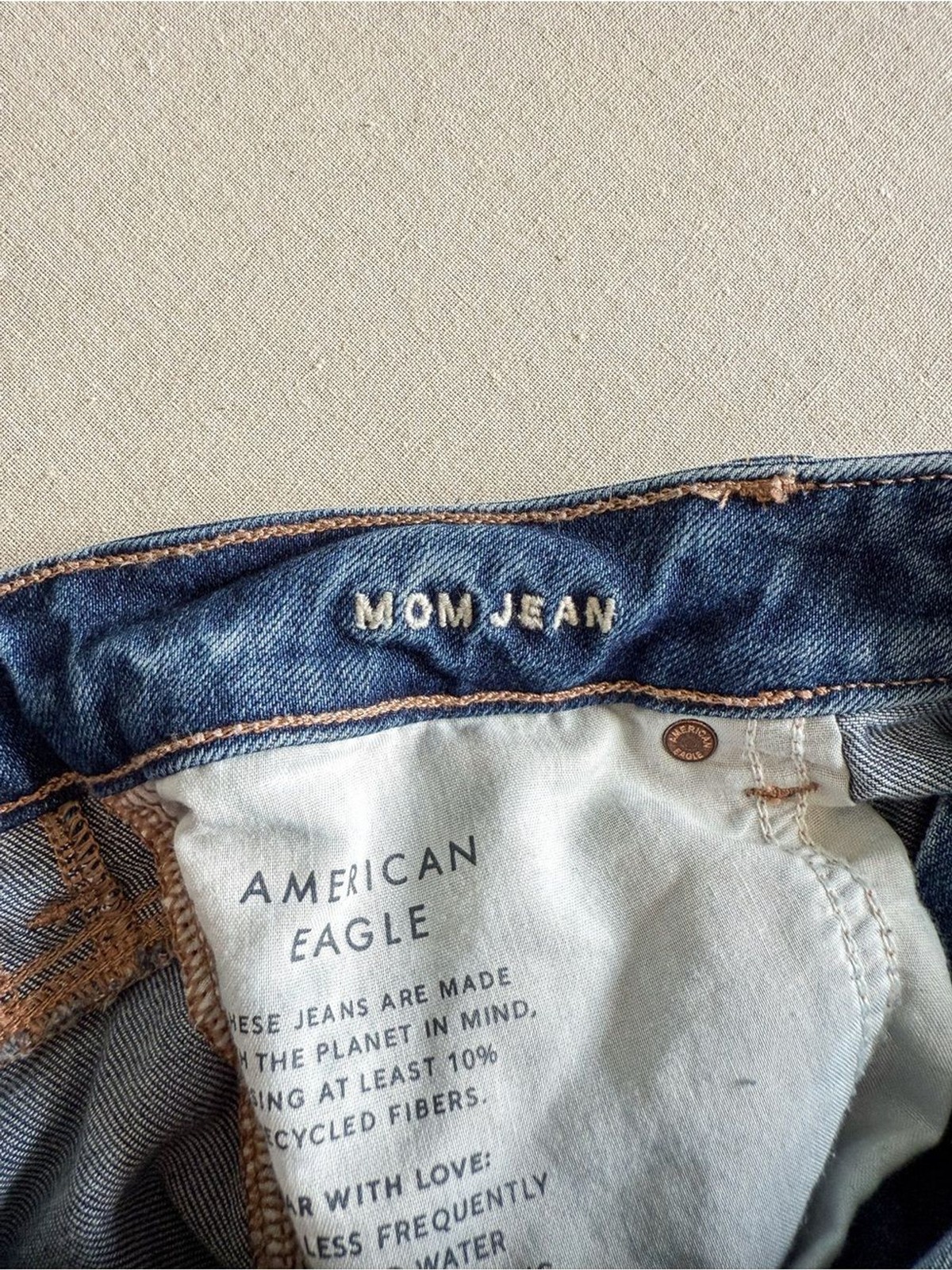 American Eagle Medium Wash Strigid Mom Jean Size 8