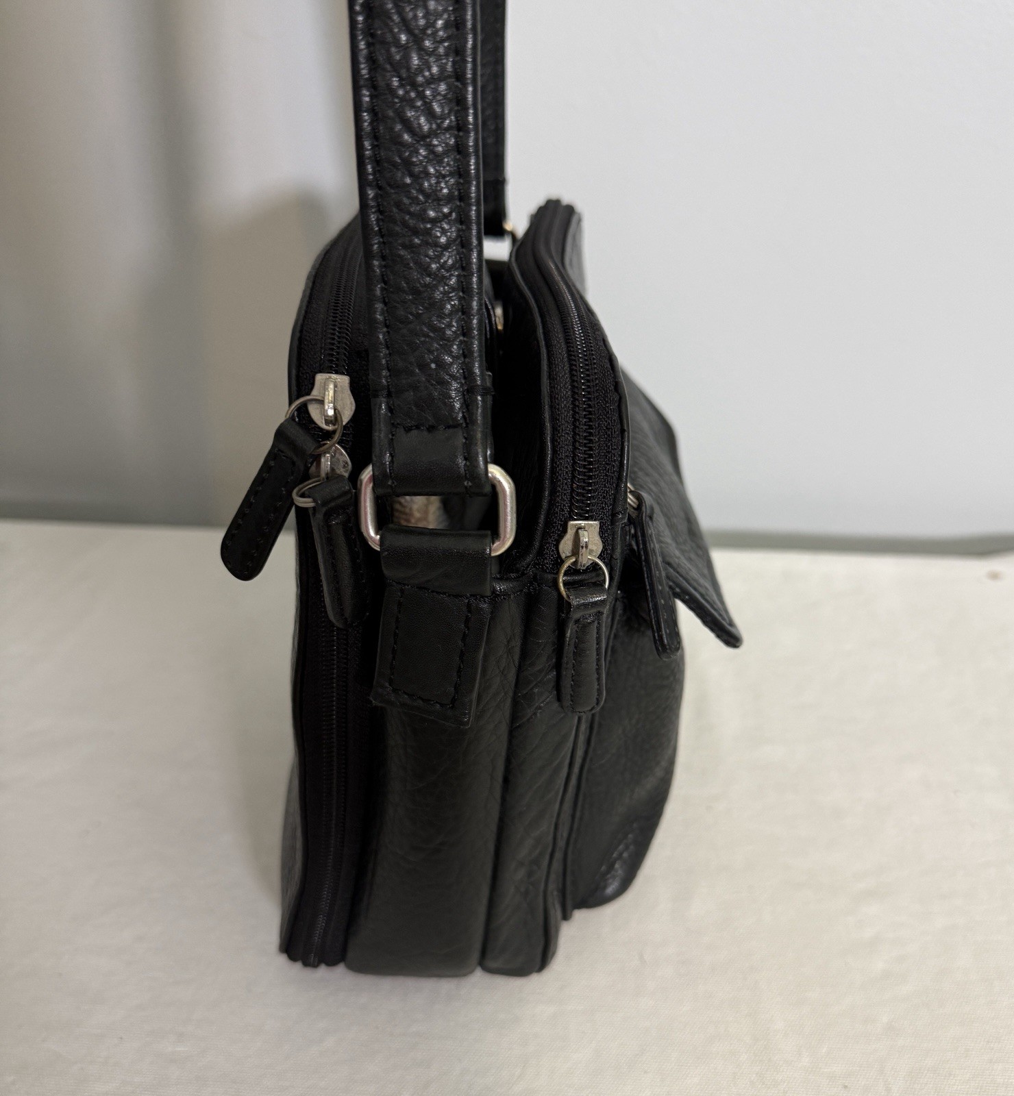 Fossil Vintage Black Leather Crossbody Bag Organizer Purse Shoulder Bag 75082