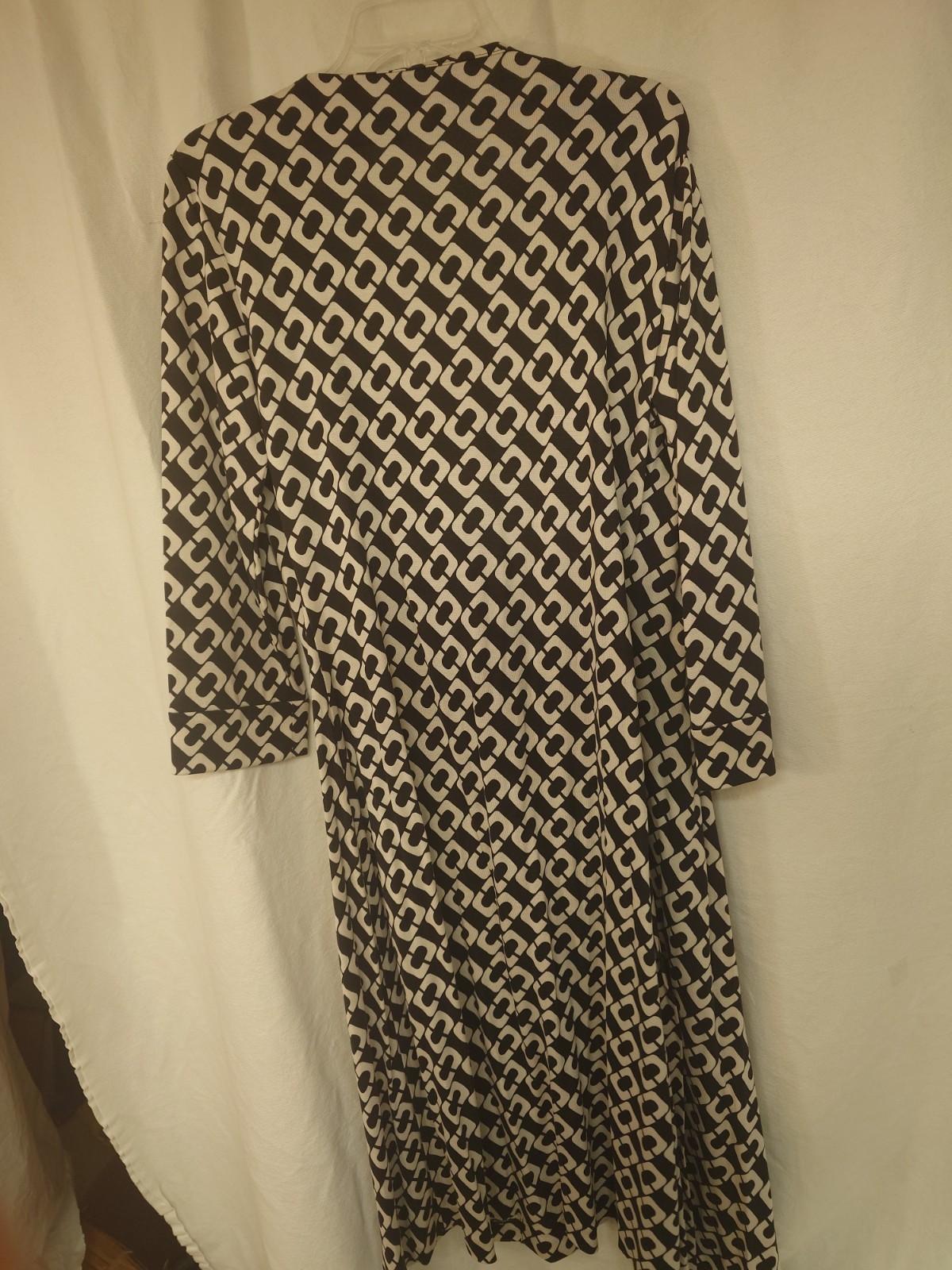 Size 6 DVF Diane von Furstenberg Julian Black Chain Link 100% Silk Wrap Dress