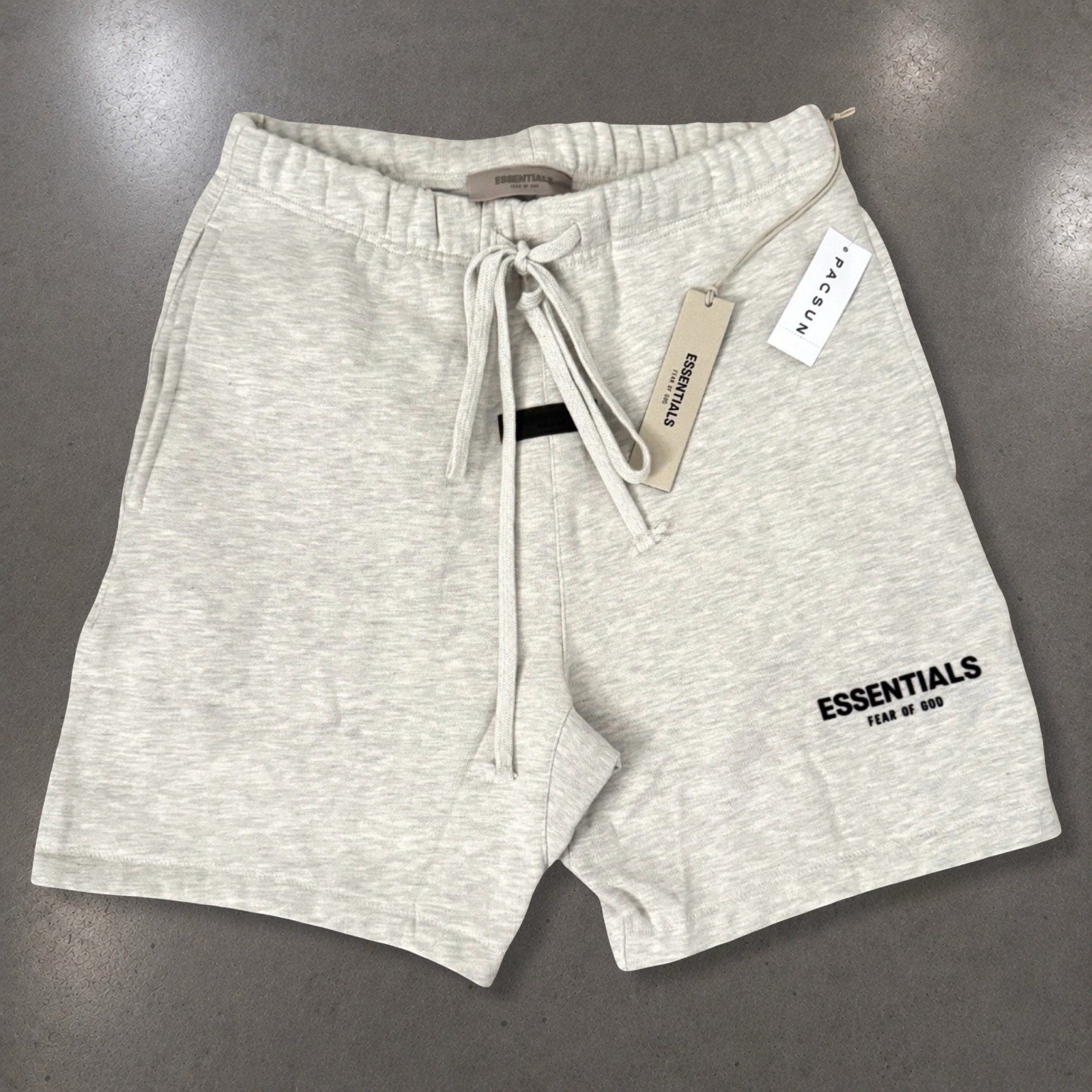 [NEW] Fear of God Essentials Shorts SS22 Light Oatmeal – [WITH BAG AND TAGS]