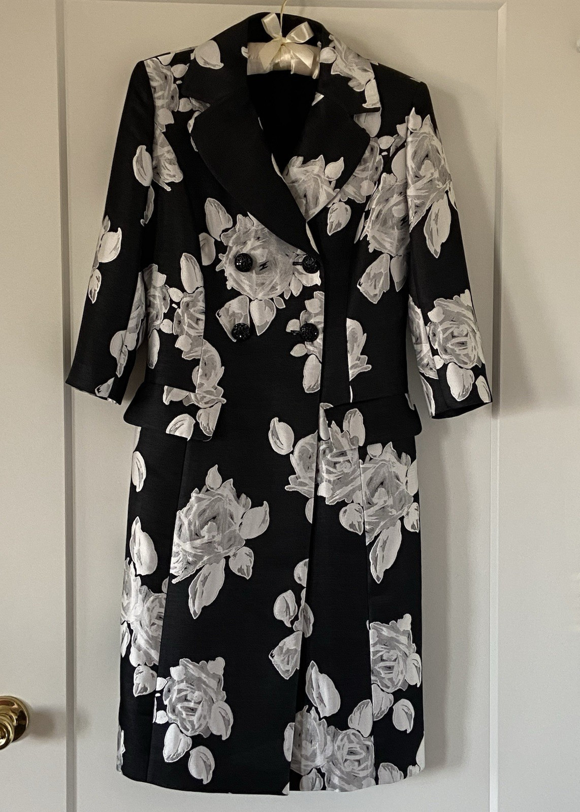 NWOT St. John Black White flowers bracelet sleeves silk lined topper coat Size 2