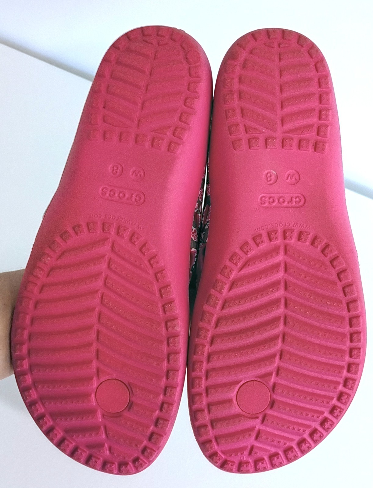 Crocs Women’s Kadee II Sandals flip flops pink with floral print, sz 8