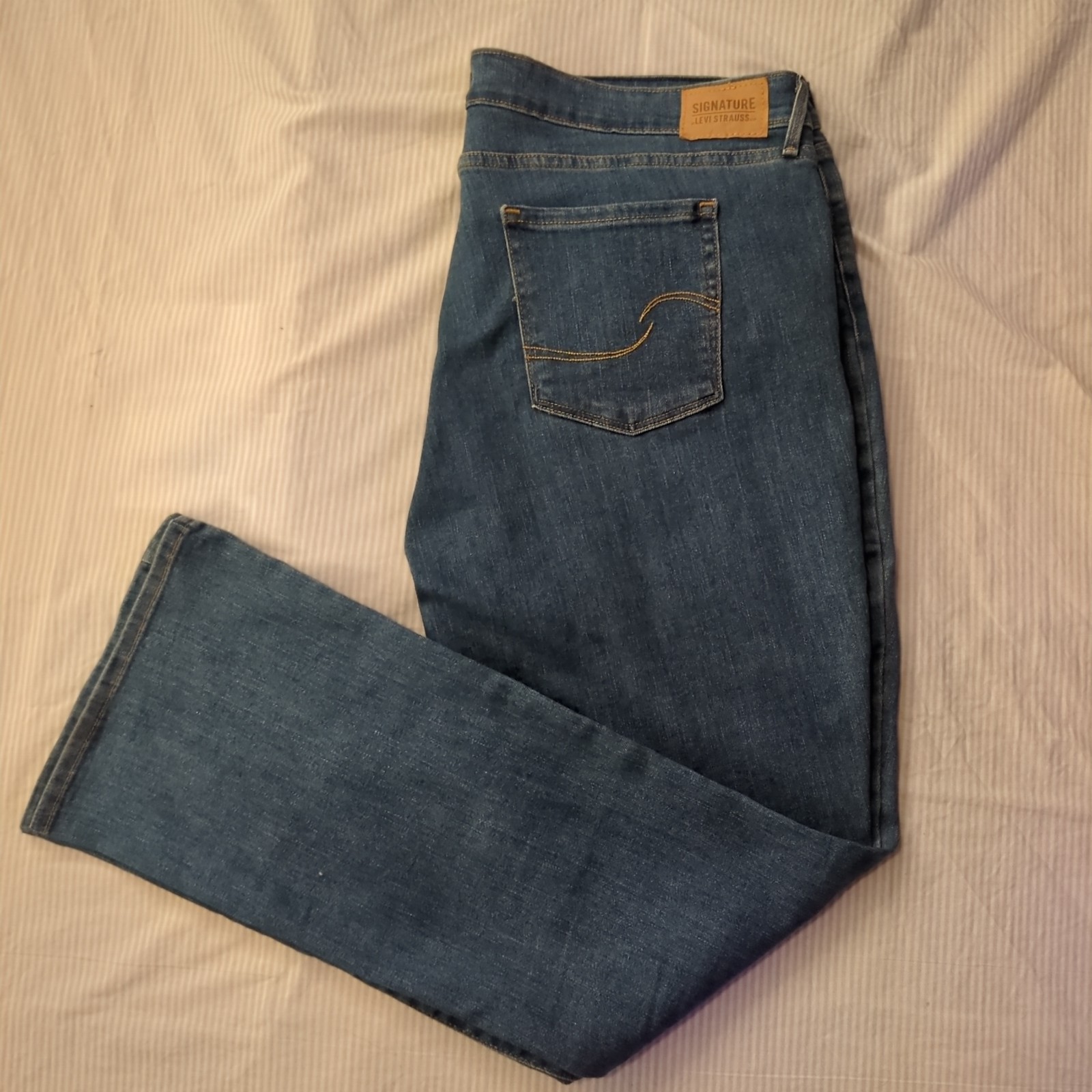 Signature By Levi Strauss Size 20M Women’s Denim Jeans Boot Cut Mid Rise 35”x32”