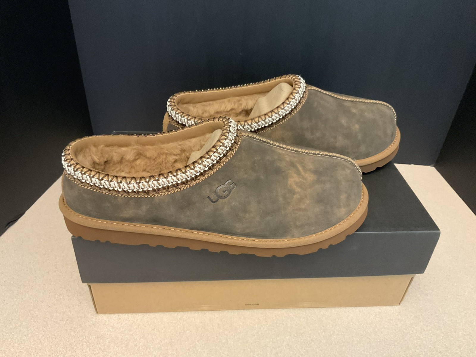 New! Mens UGG Tasman Baxter Chestnut Slippers. Size 8. Awesome Shoes!!!