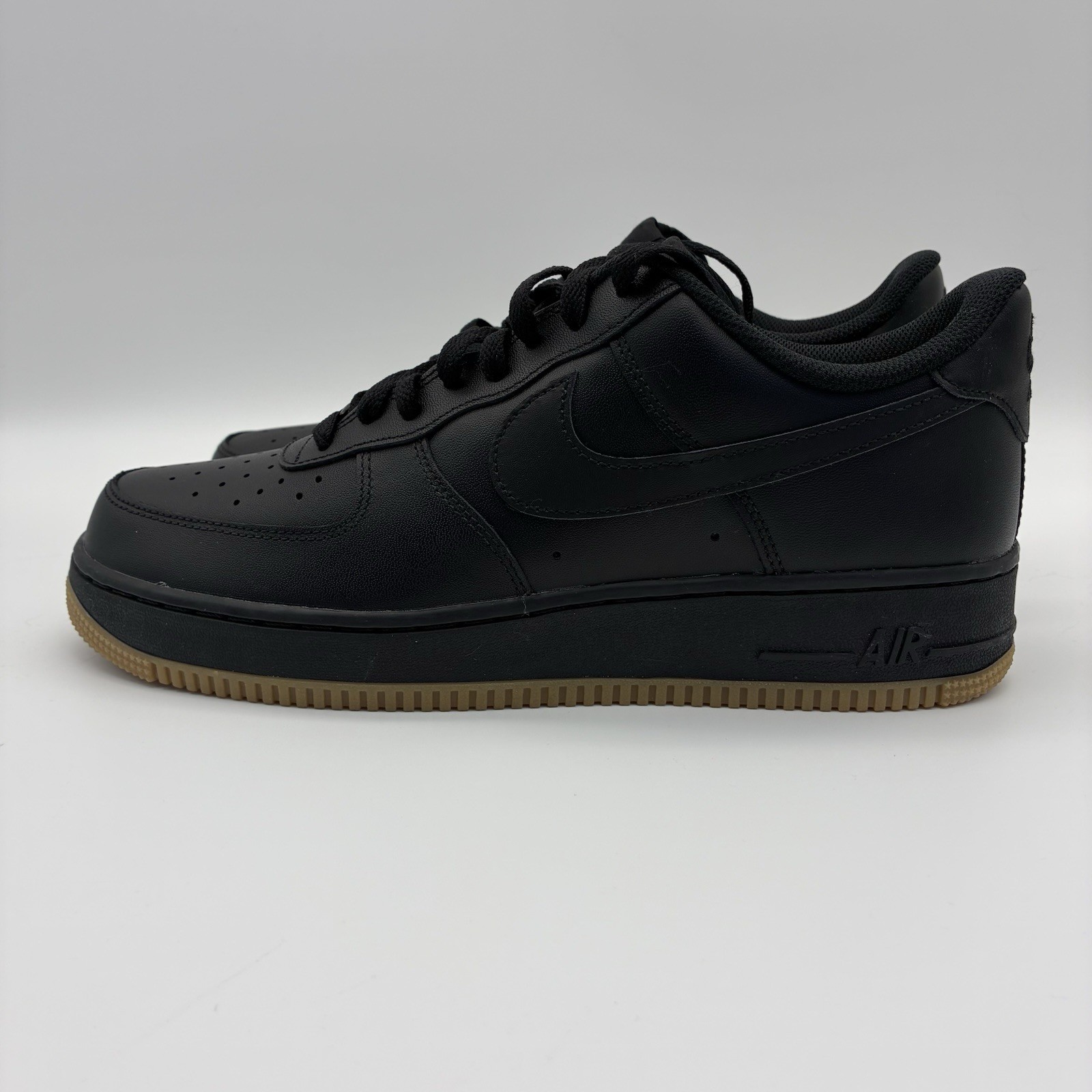 Nike Air Force 1 07 Low Black Gum DZ4404-001 NWOB Men Size 10.5