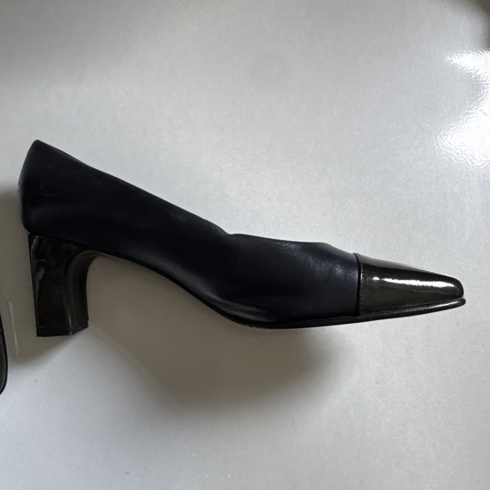 Etienne Aigner – ladies Strada Navy leather 2.25 in block heel pumps – sz 8M