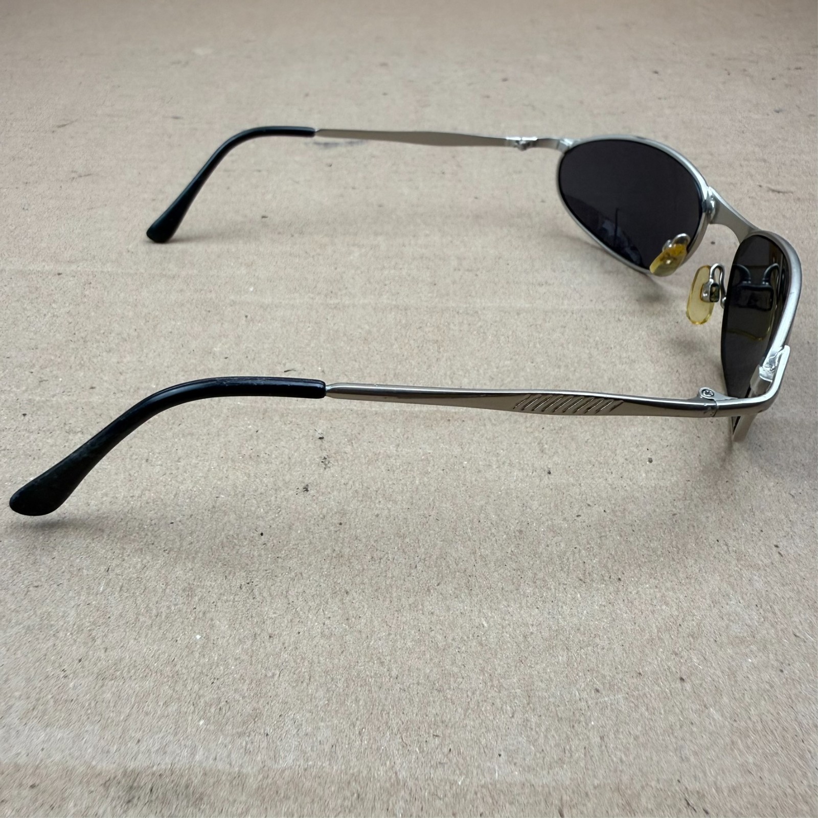 Men’s Vintage Style Silver Frame Sunglasses – DAMAGE: Scratches on Lens