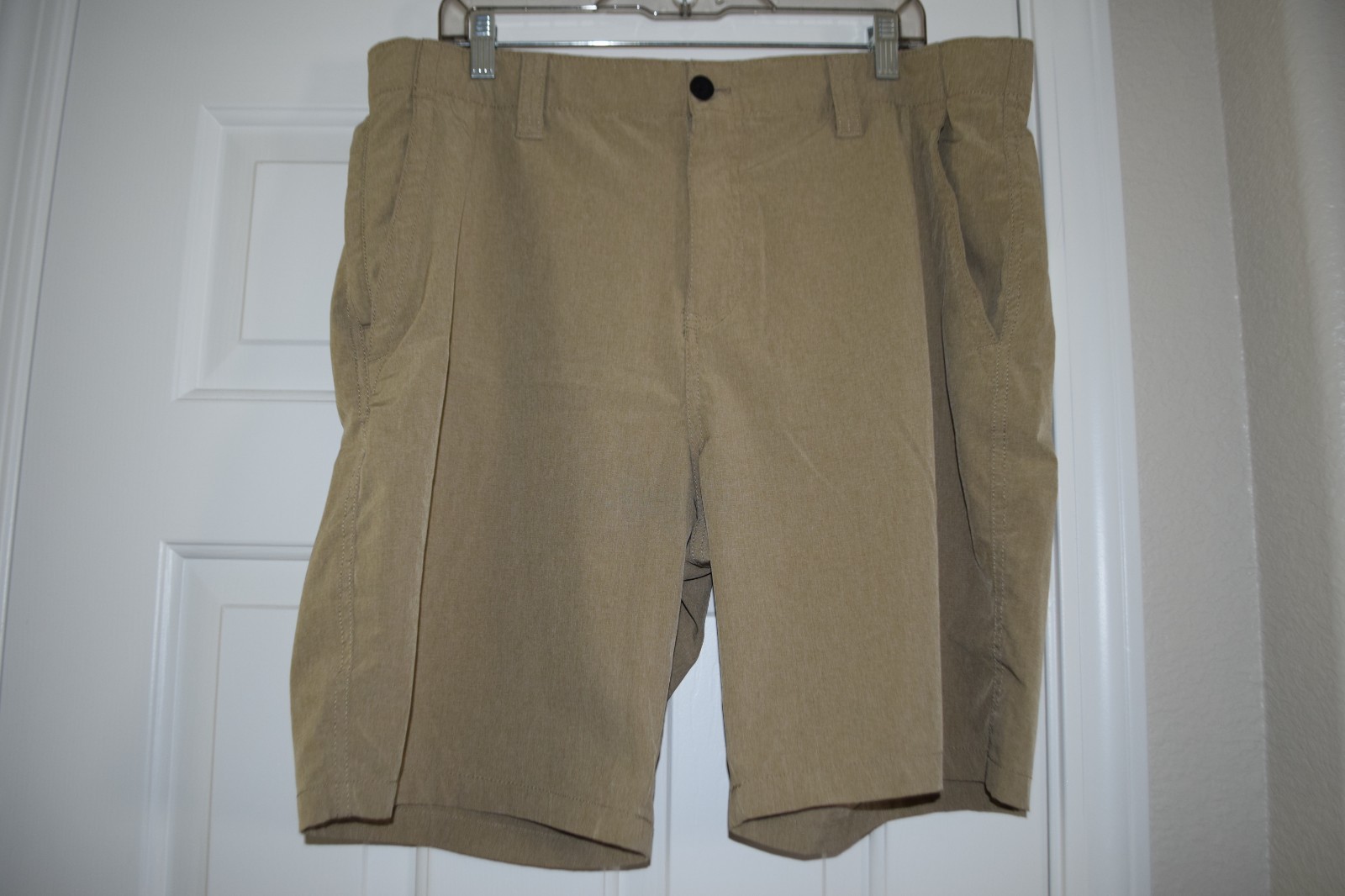 Mens Size 38 Denali Beige Light Brown Shorts Front Pockets Back Zipper Pocket