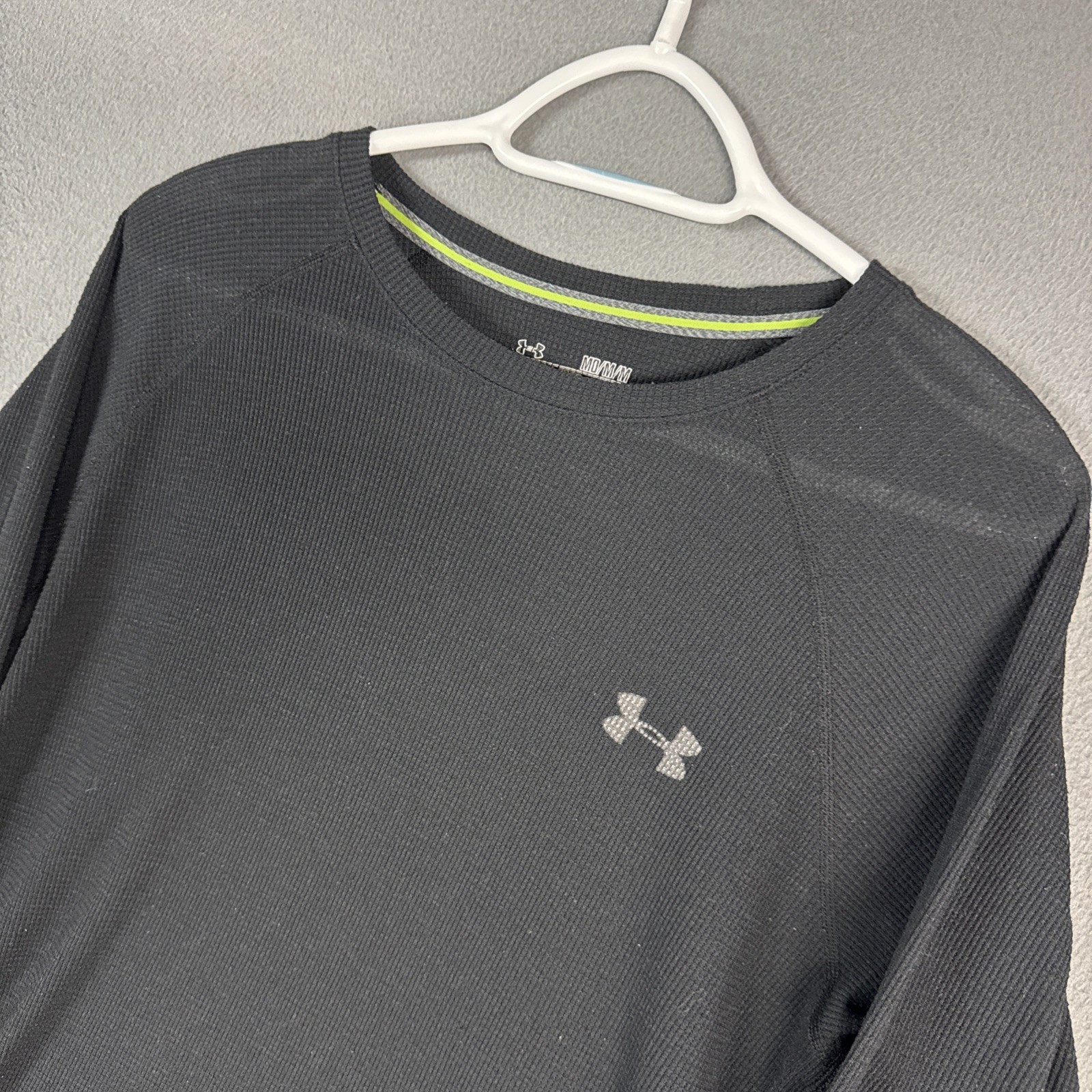 Under Armour Shirt Mens Medium Black Gray Fitted All Season Gear Waffle Knit