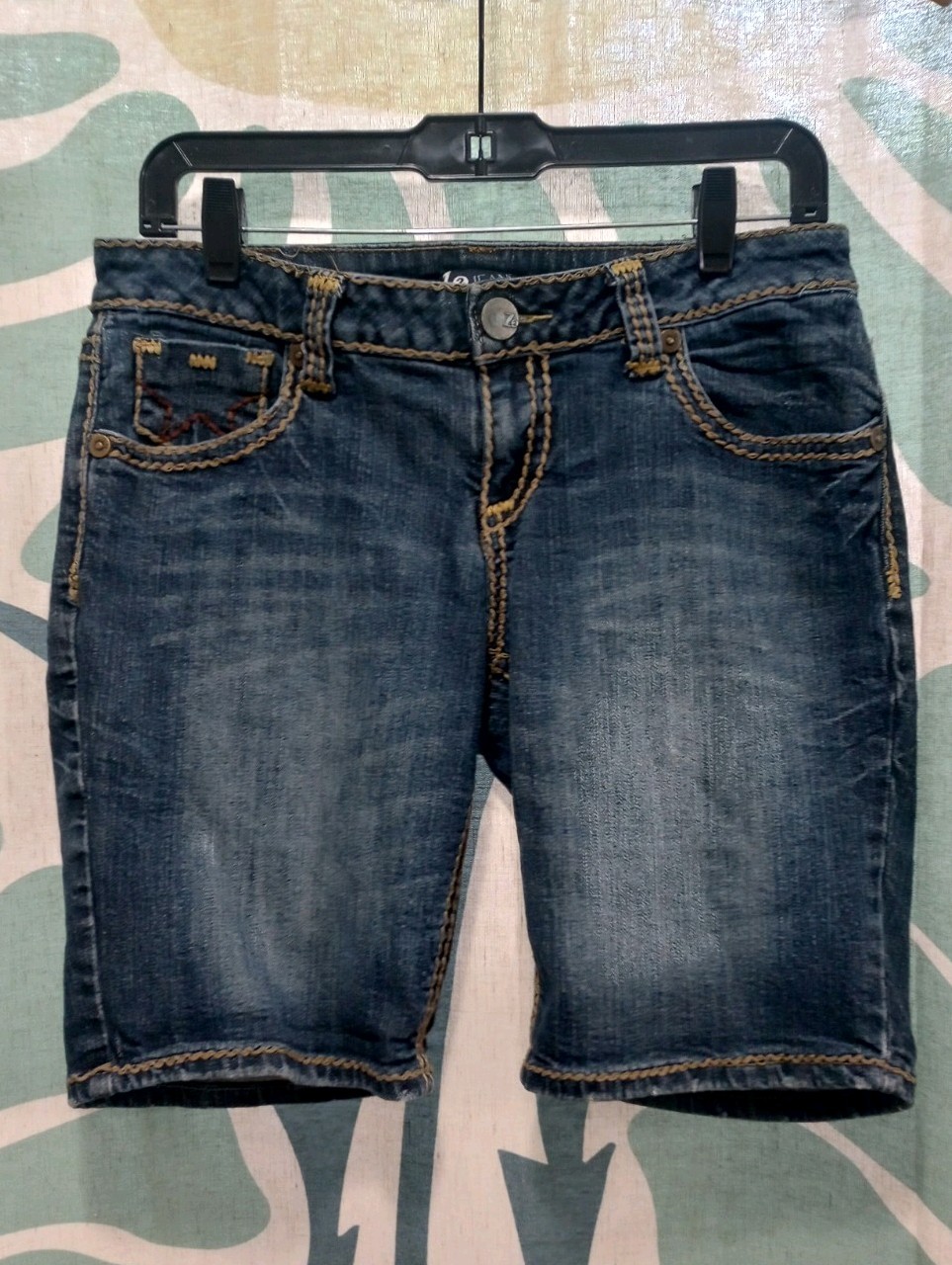 Vintage Z2 Jeans Y2K W Juniors size 11 Denim Shorts 5-Pocket, embroidered stars