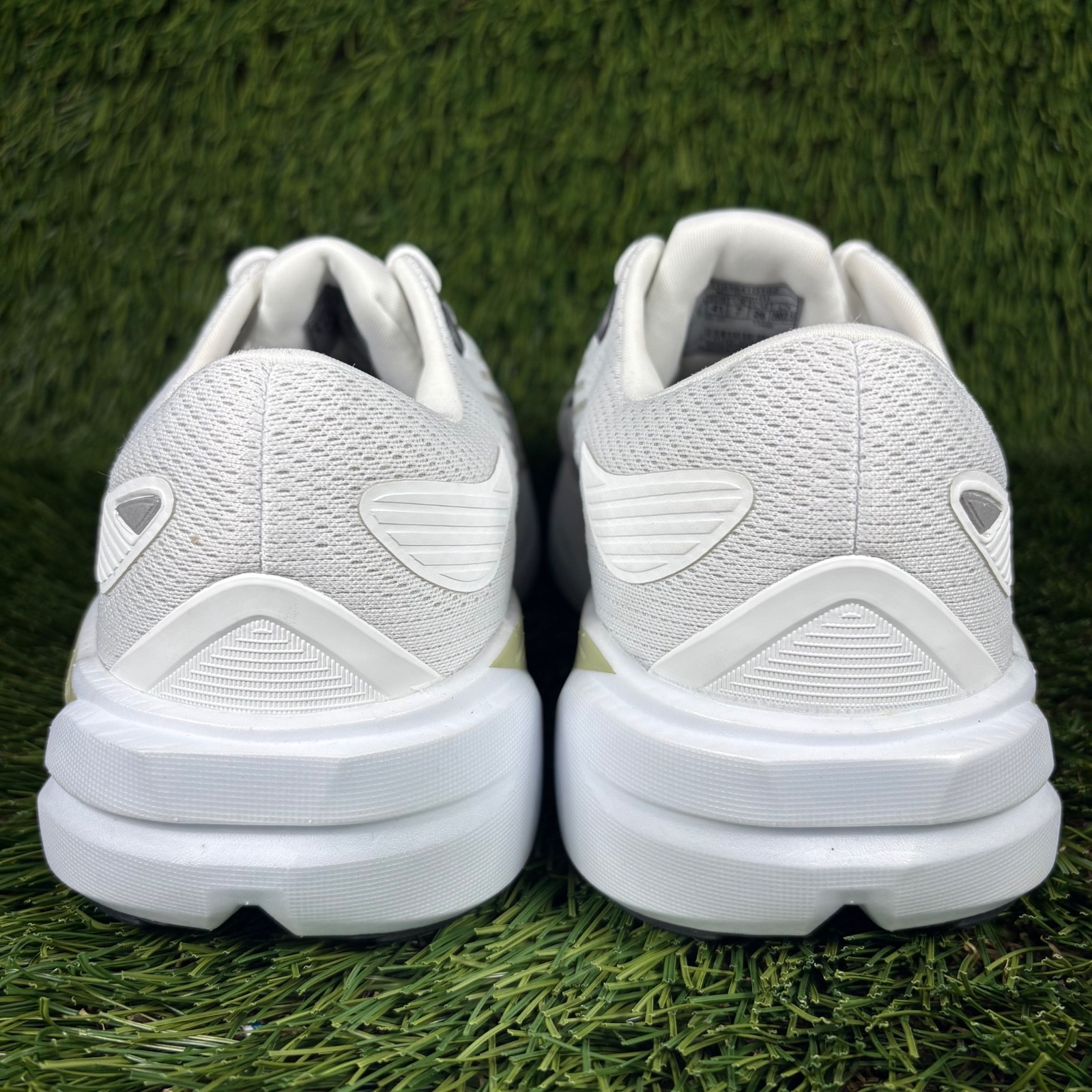 Brooks Ghost Max 3 Men’s size 8 Medium / D Running Shoe White Black Walk Sneaker