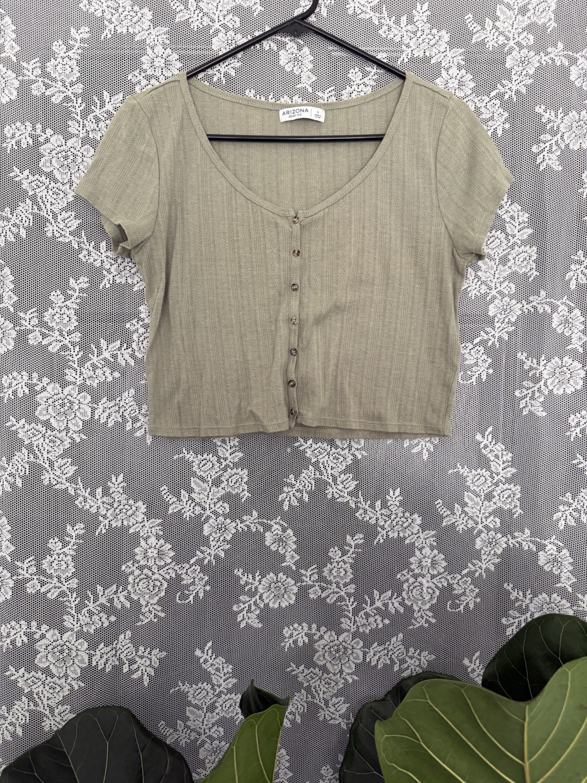 Arizona Jean Co Green Solid Ribbed Knit Button-Front V-Neck Crop Tee Women’s L
