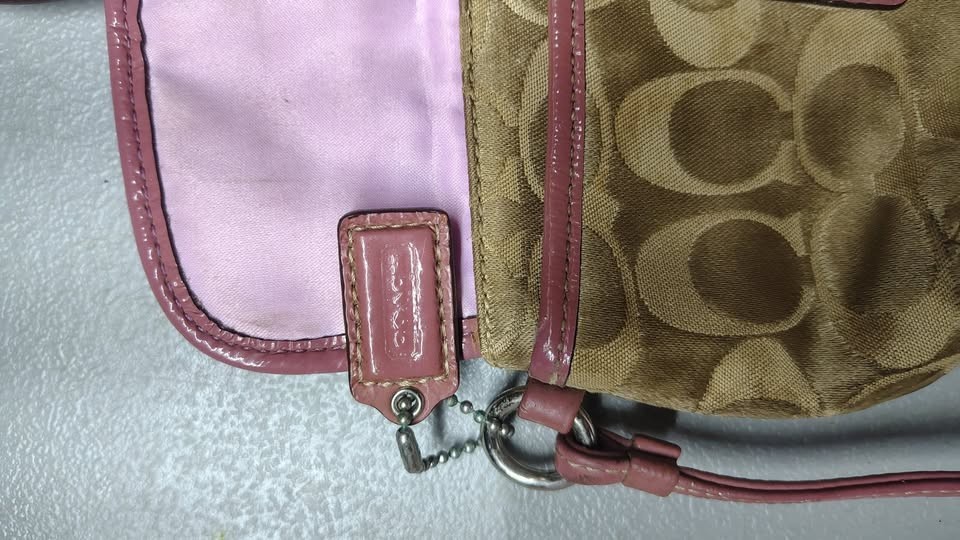 Vintage Coach Legacy Signature C Turnlock Wristlet – Khaki/Pink Y2K