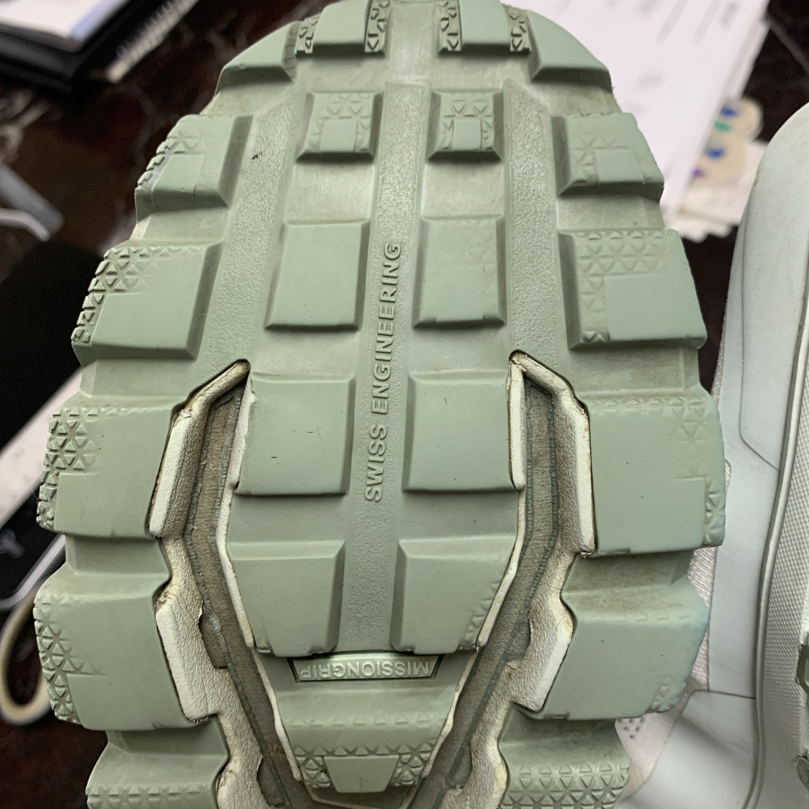 ON Running Women’s US 10.5 Cloudventure White/Moss