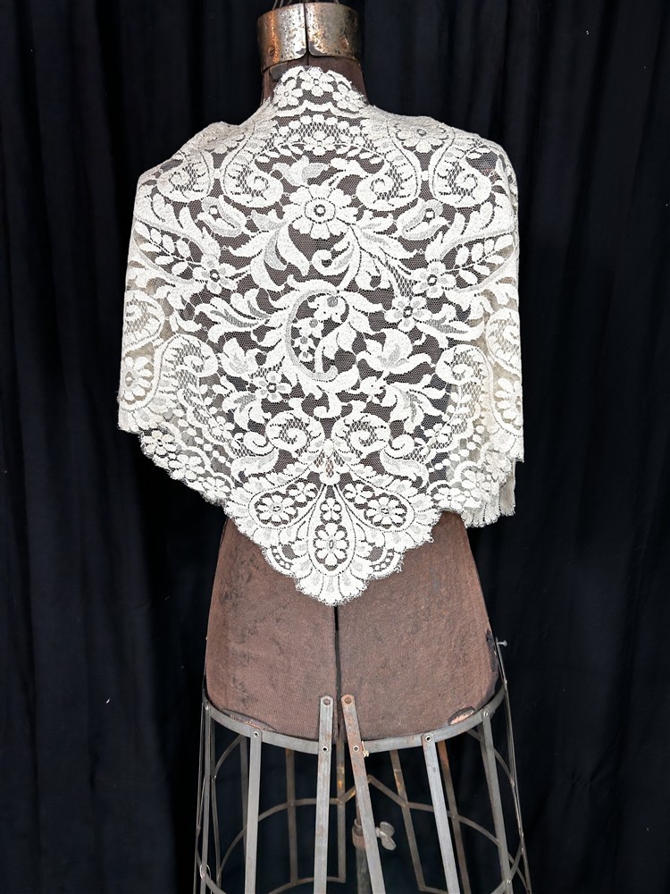 antique collar fichu lace white triangle 45 x 29 in. machine net lace