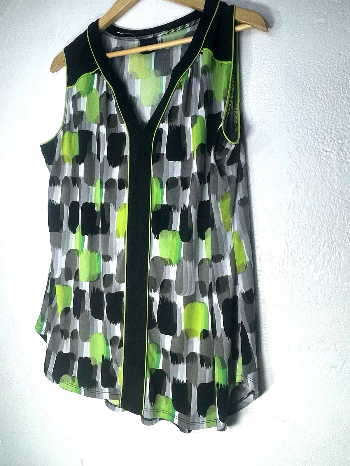 Worthing Womens 1X Sleeveless Blouse Green Black Abstract Print V Neck Career