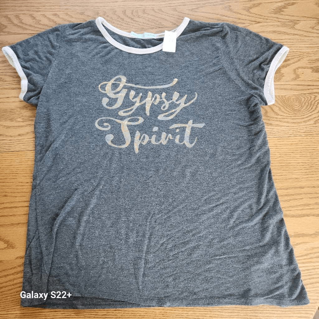 E27 Maurices “Gypsy Spirit” short sleeved t shirt gray w pink trim & lettering