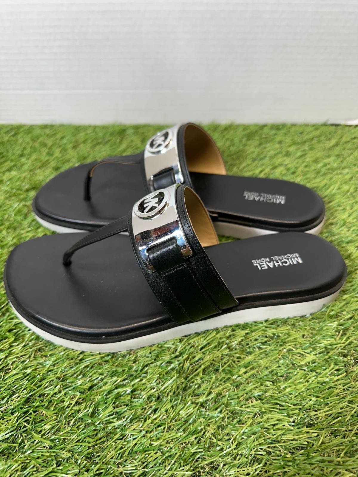 Michael Kors Briar Thong Sandals Womens 7.5 Black Silver MK Logo Summer Flats